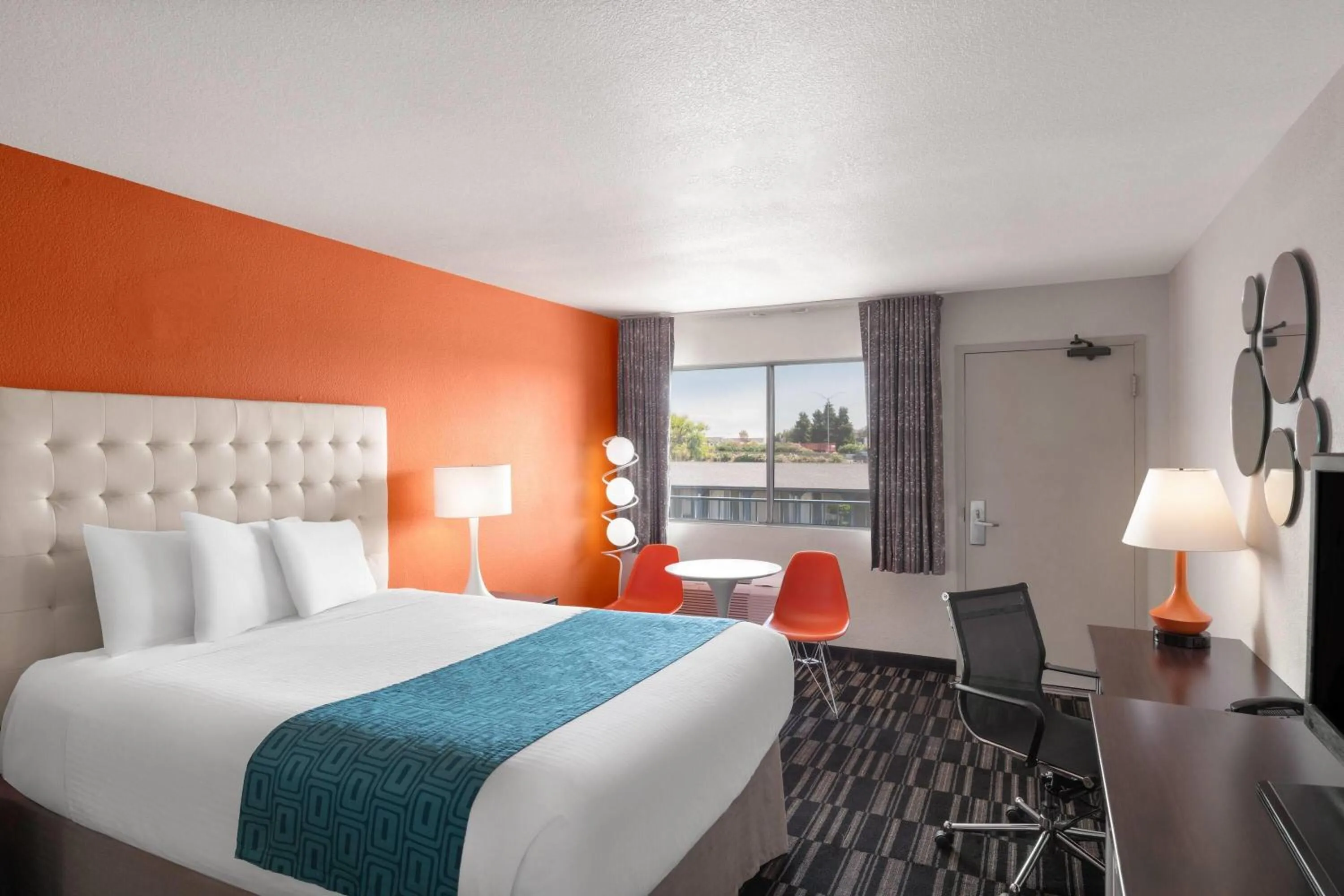 Photo of the whole room, Bed in Howard Johnson by Wyndham Modesto Ceres