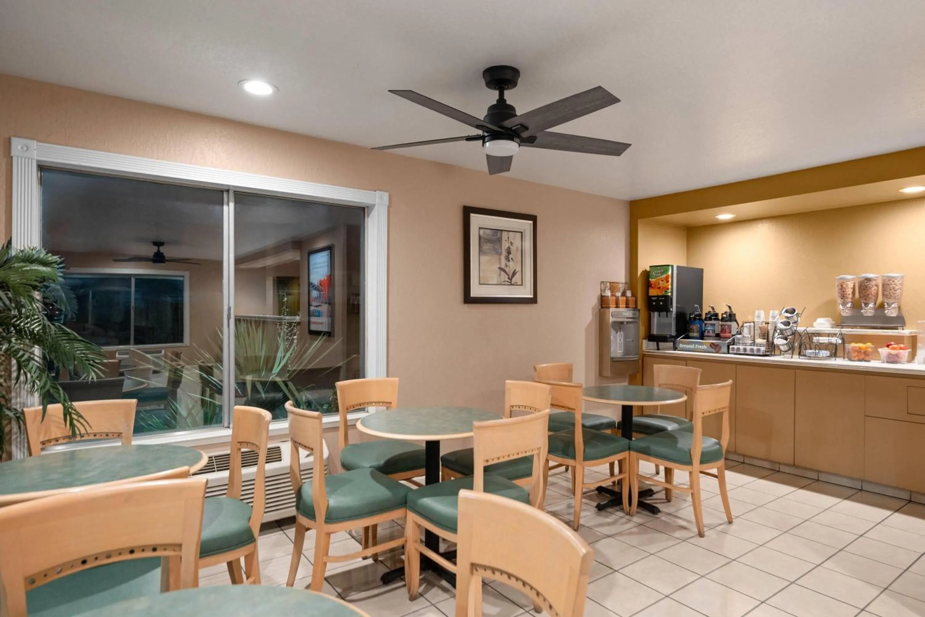 Coffee/tea facilities in Howard Johnson by Wyndham Modesto Ceres