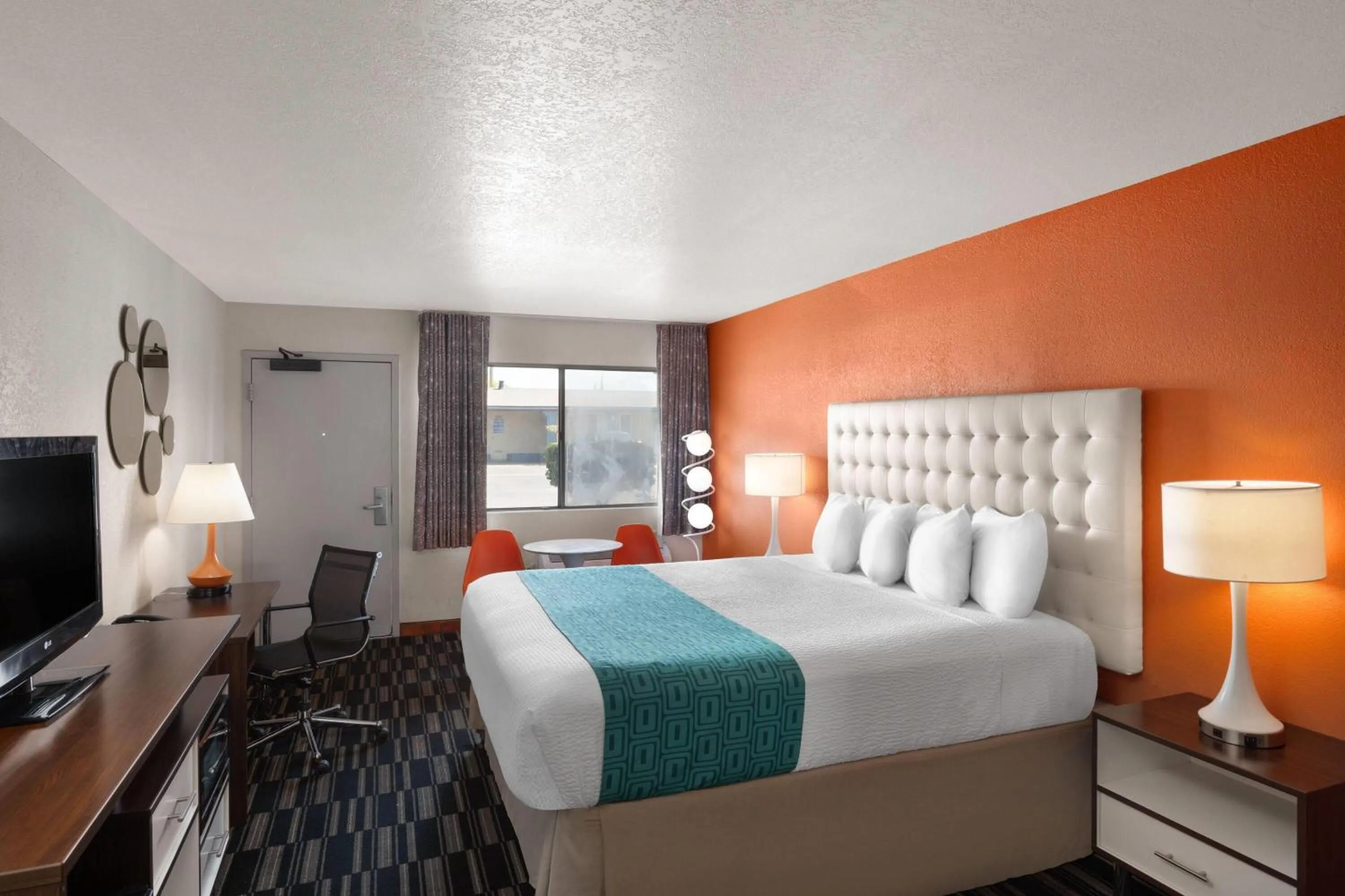 Photo of the whole room, Bed in Howard Johnson by Wyndham Modesto Ceres