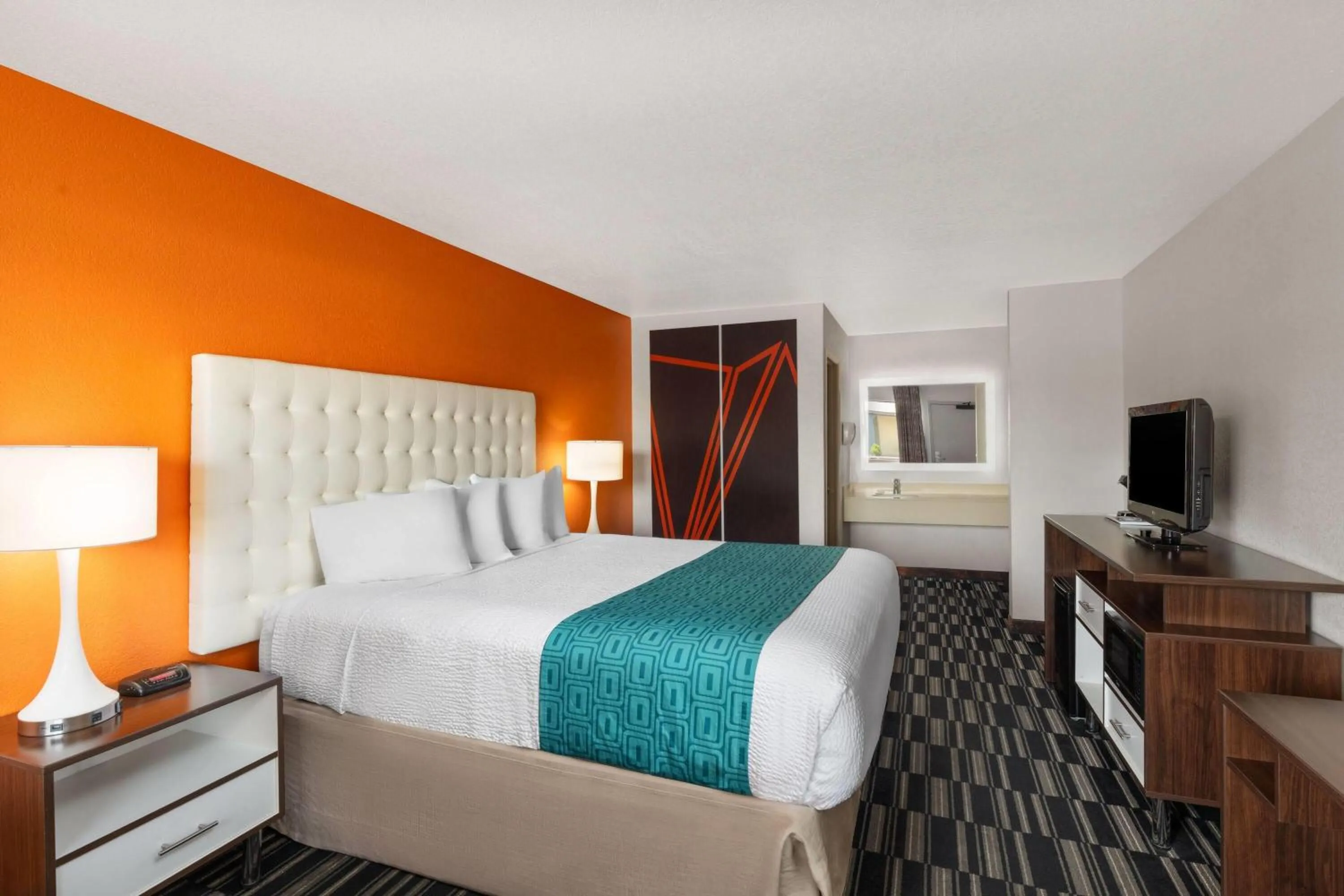 Photo of the whole room, Bed in Howard Johnson by Wyndham Modesto Ceres