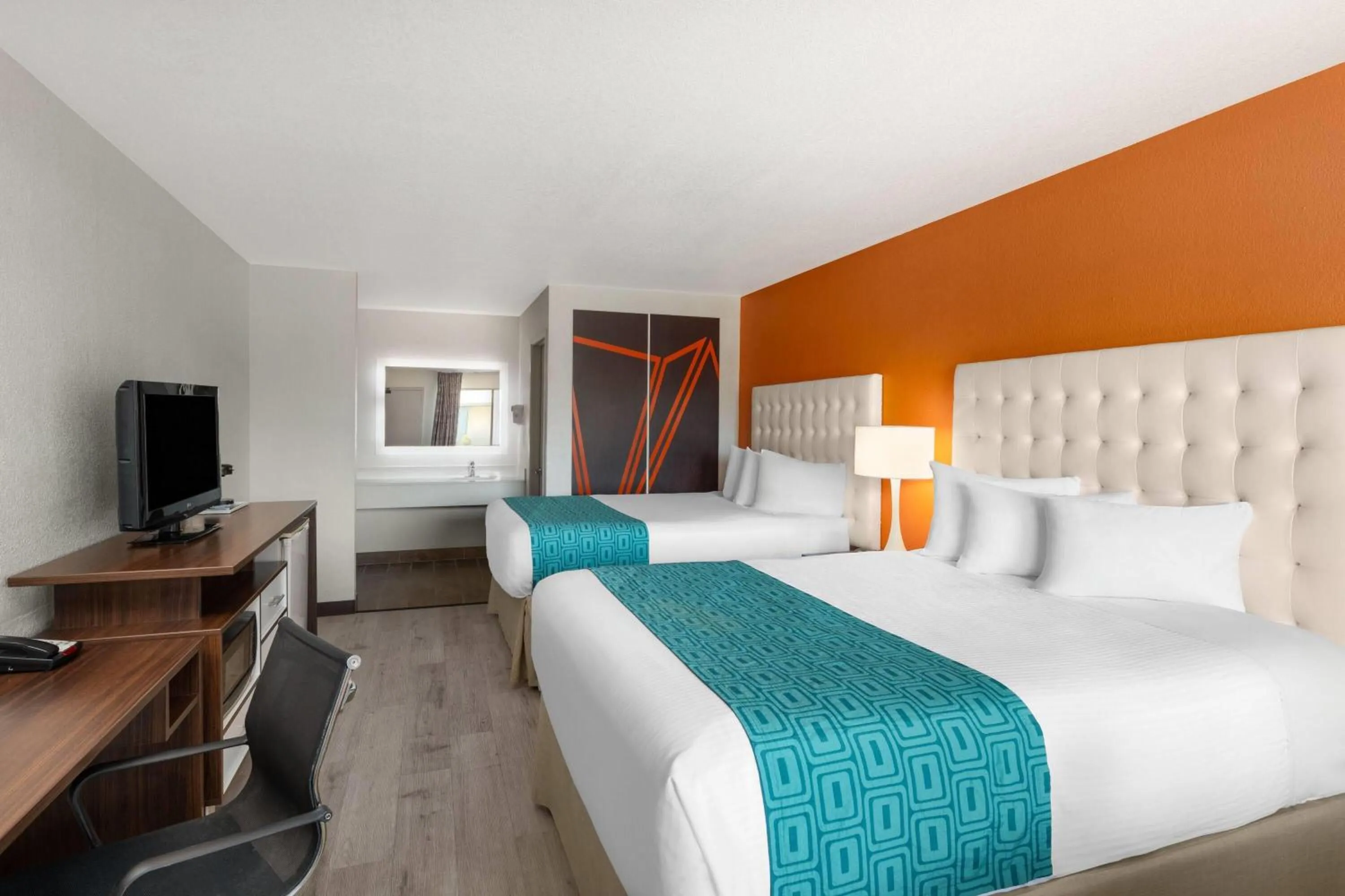 Photo of the whole room, Bed in Howard Johnson by Wyndham Modesto Ceres