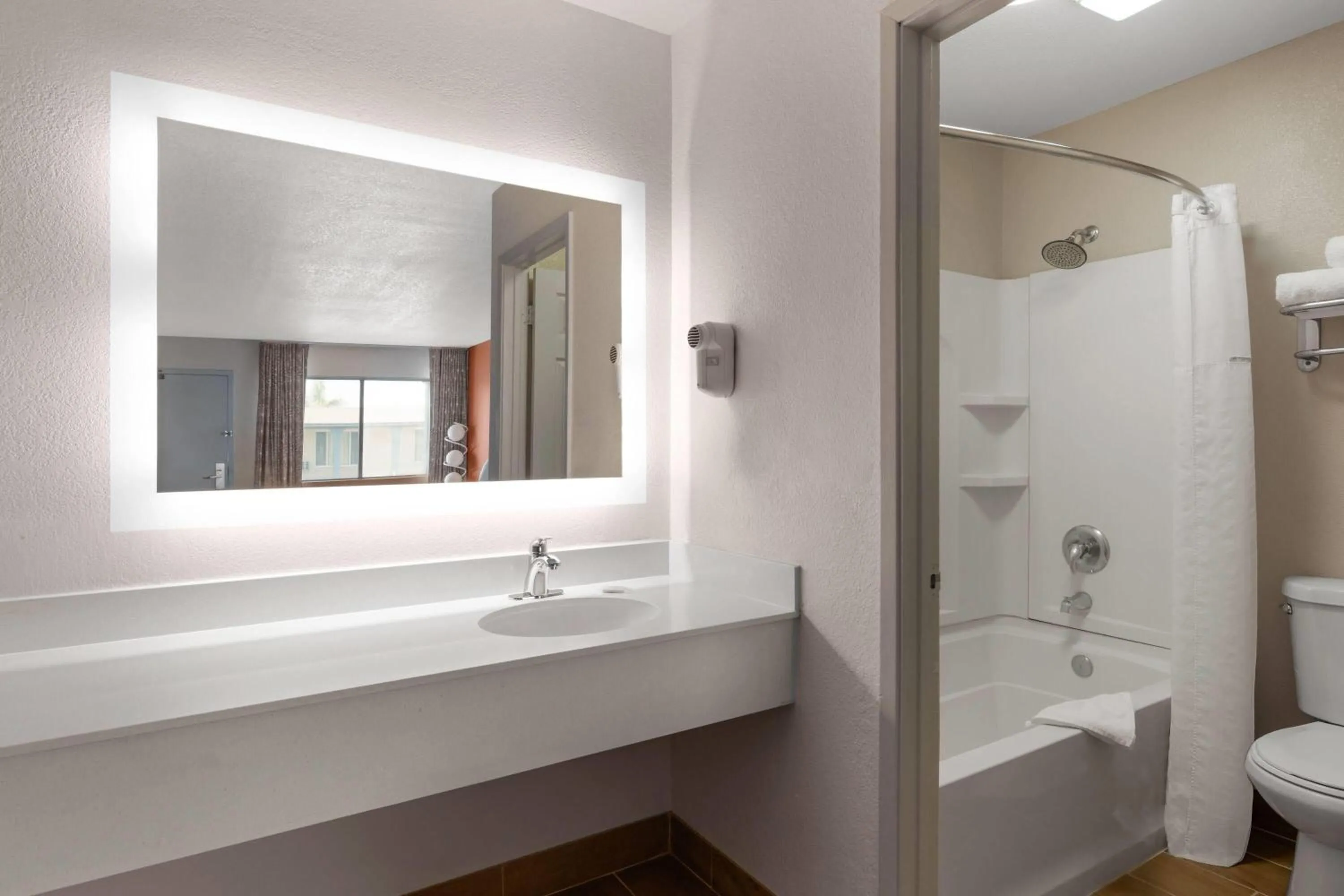 Bathroom in Howard Johnson by Wyndham Modesto Ceres