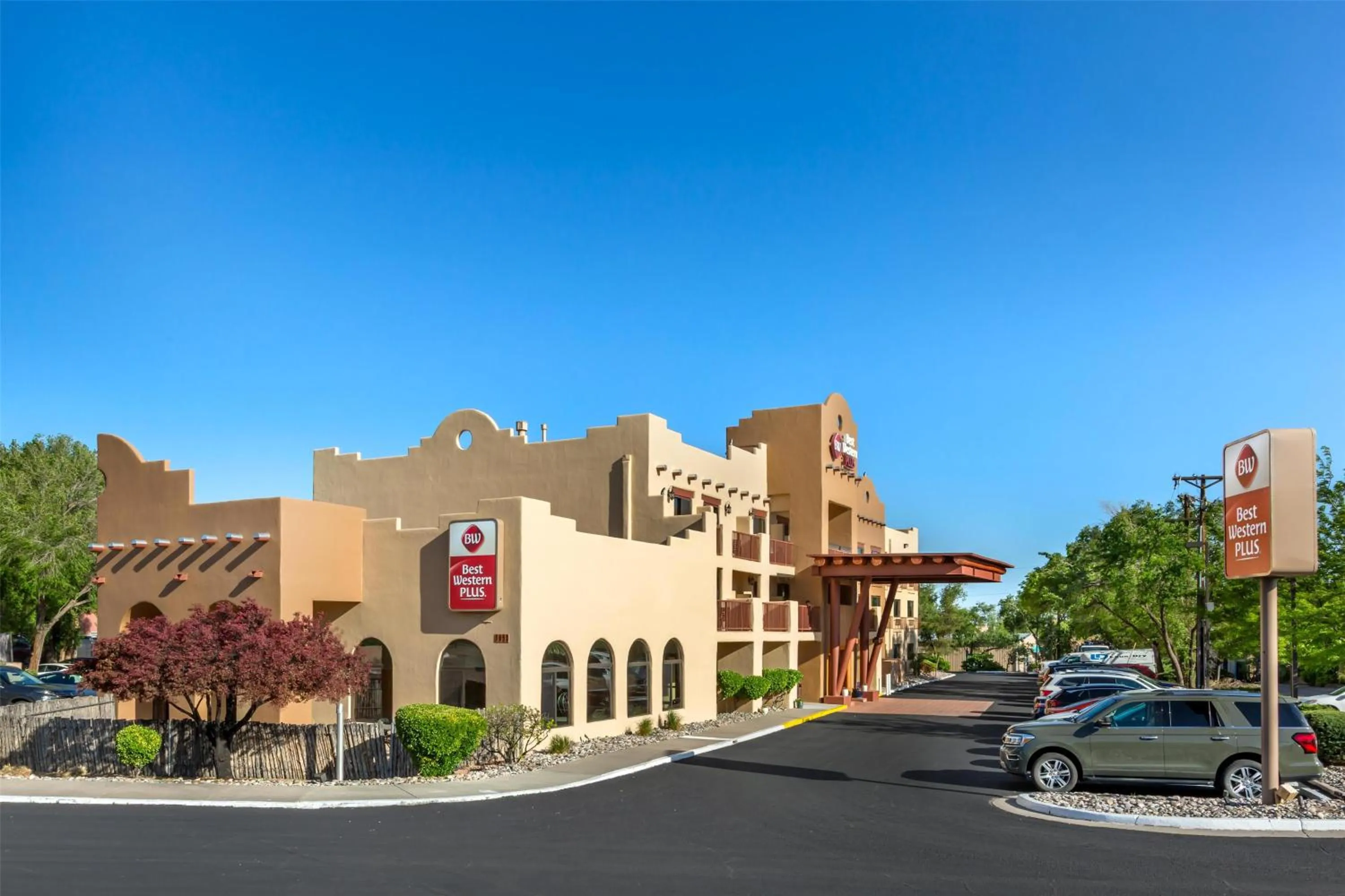 Property building in Best Western Plus Inn of Santa Fe