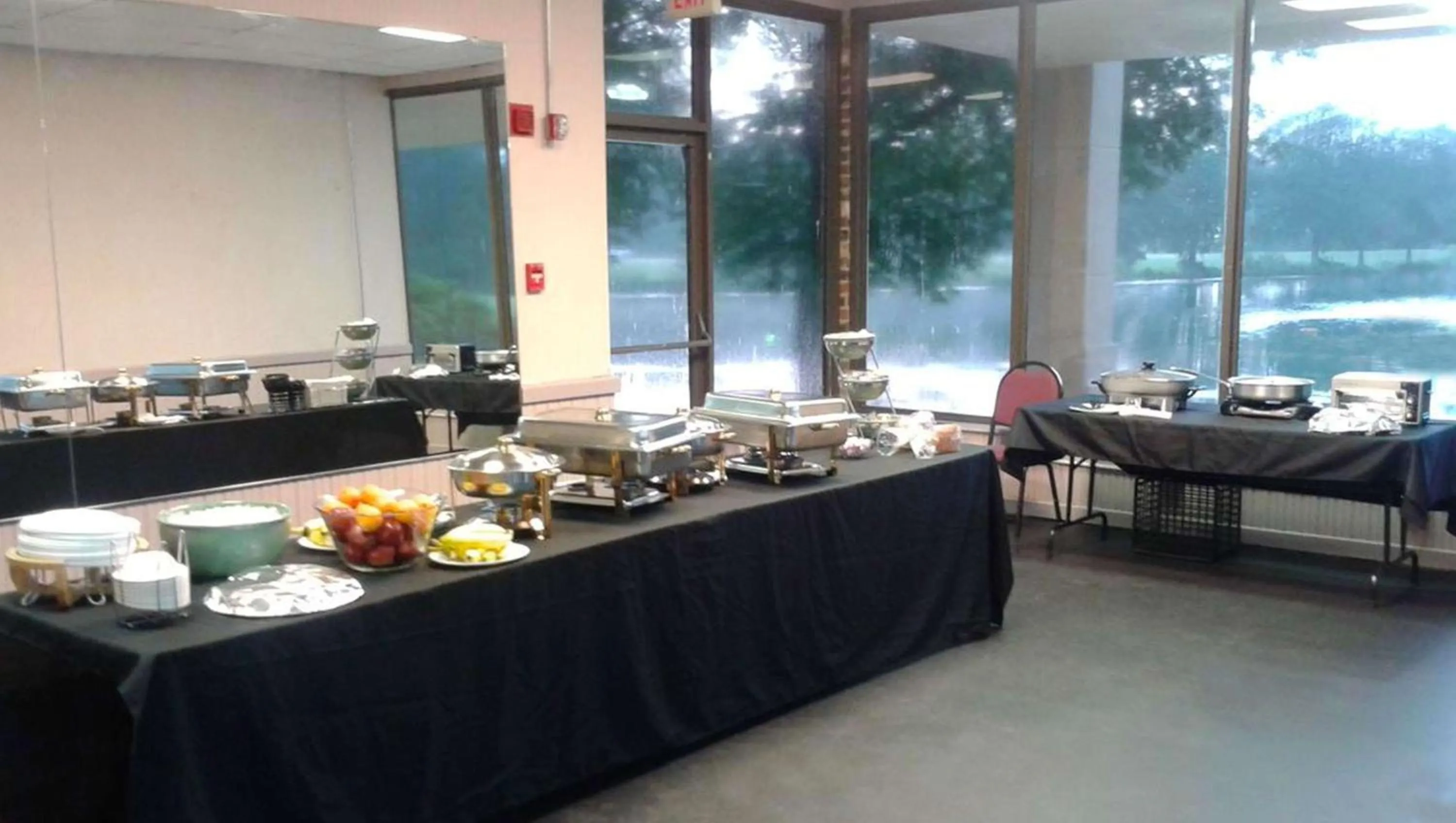 Restaurant/places to eat in Hotel Francis