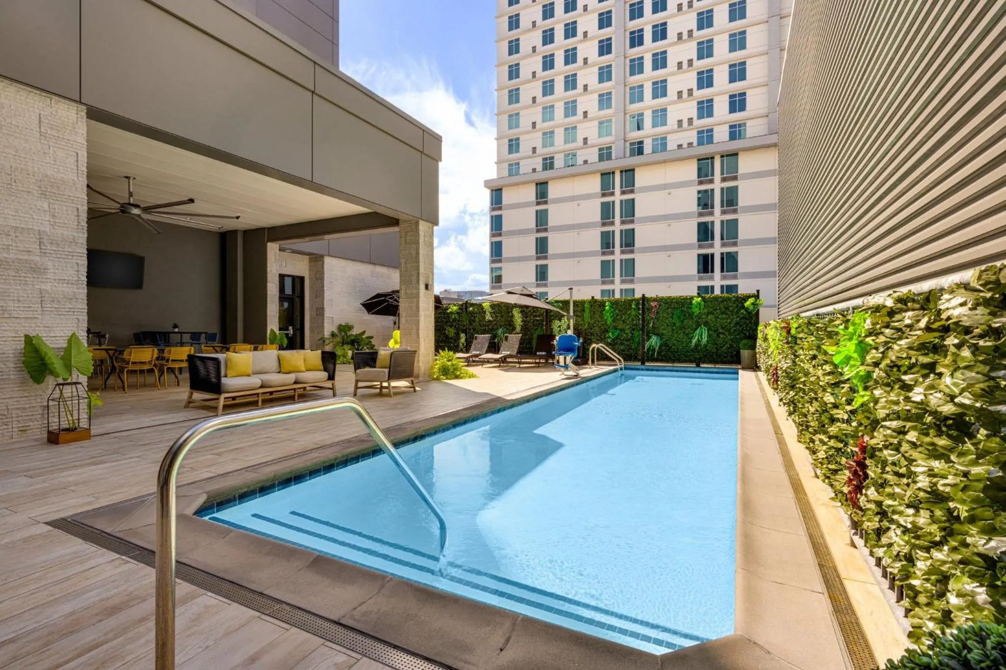 Swimming pool in Holiday Inn & Suites Nashville Downtown Broadway