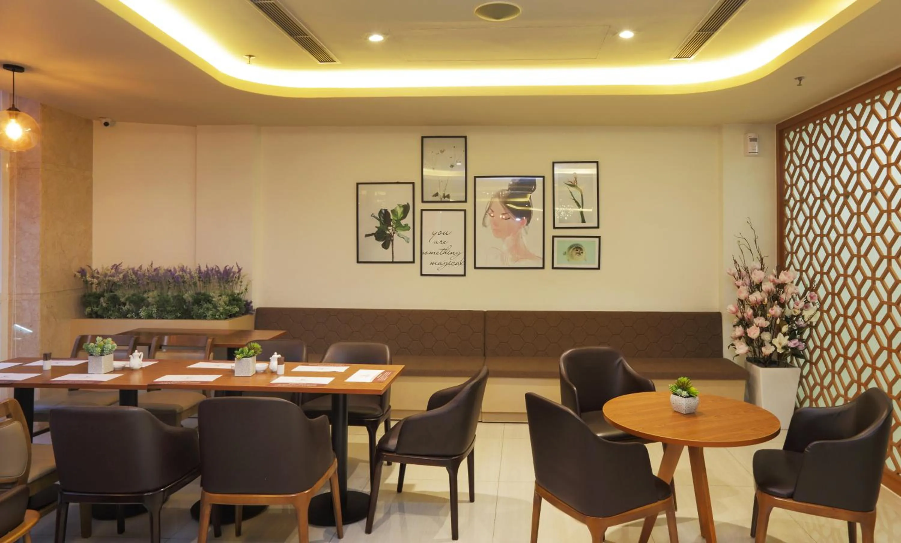 Restaurant/places to eat in Golda Hotel