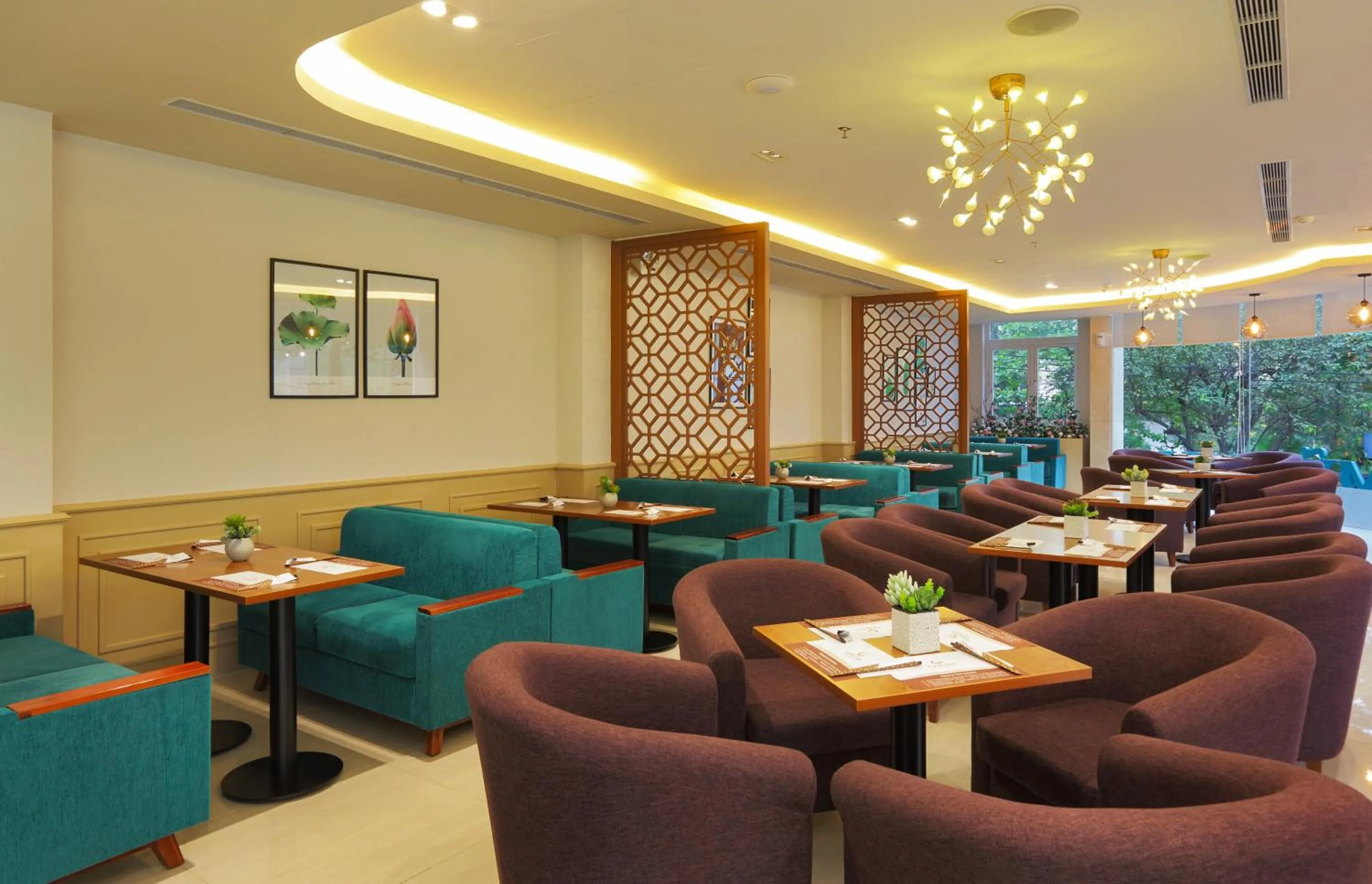 Restaurant/places to eat in Golda Hotel