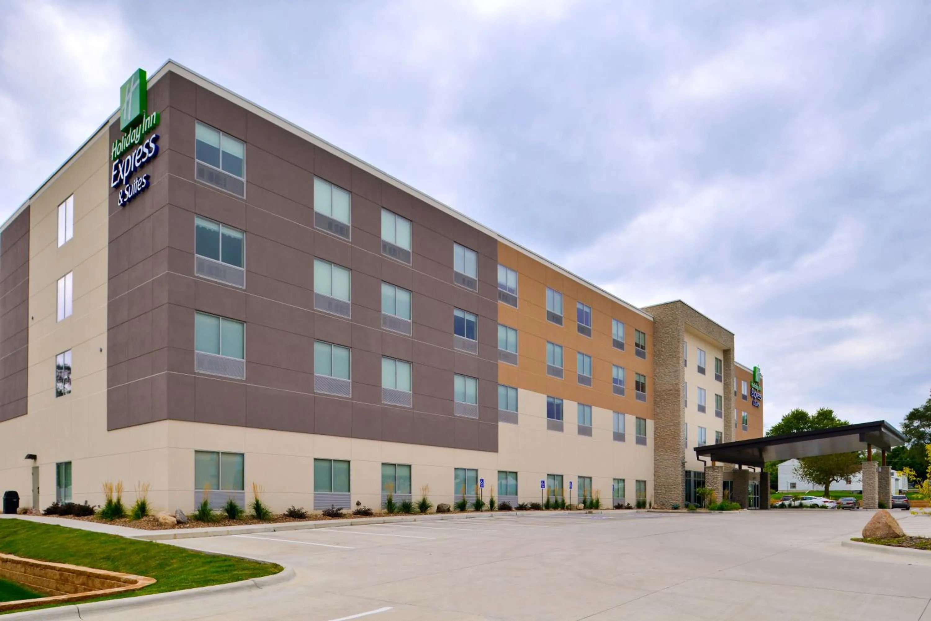 Property building in Holiday Inn Express & Suites - Ottumwa by IHG
