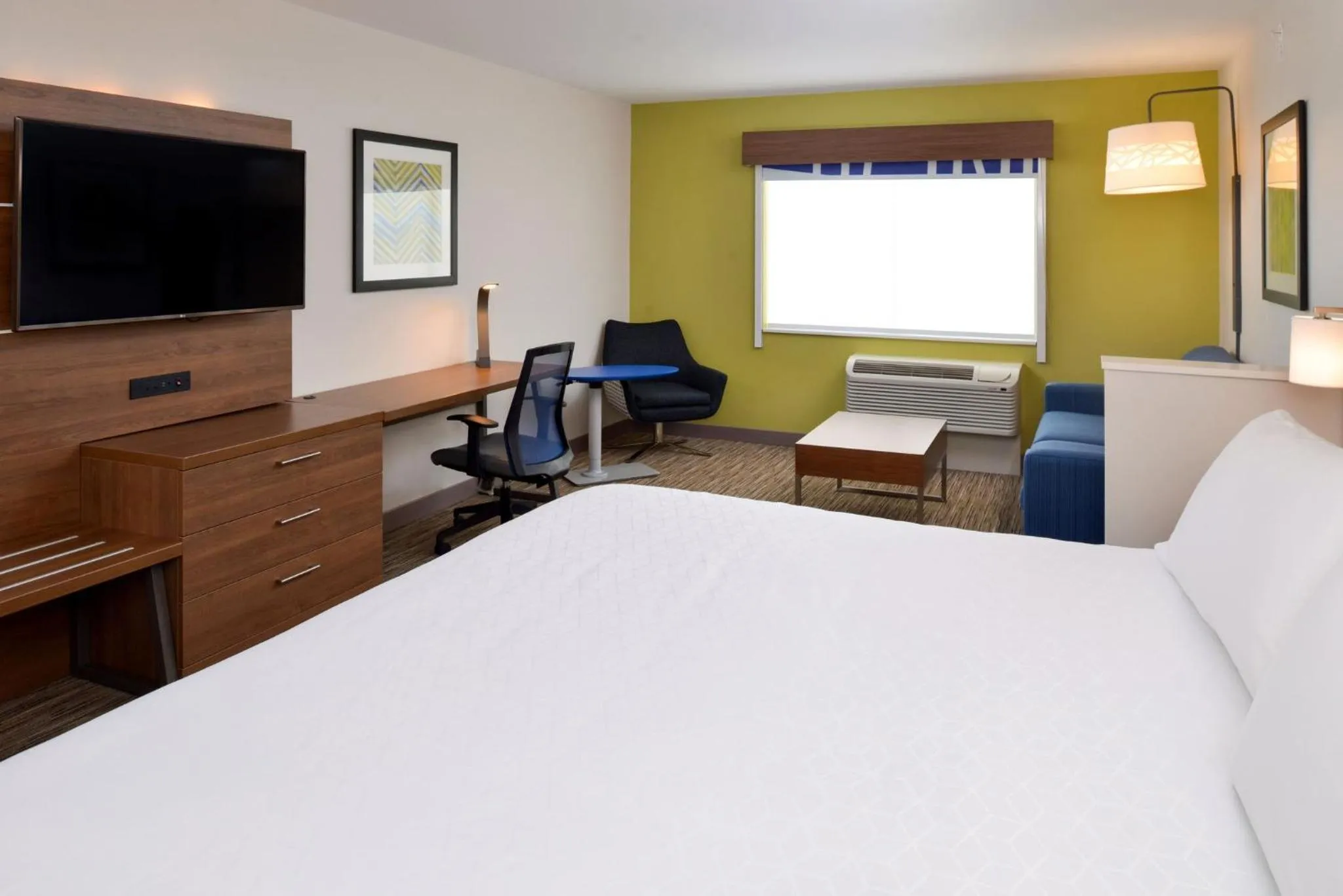 Photo of the whole room, Bed in Holiday Inn Express & Suites - Ottumwa by IHG