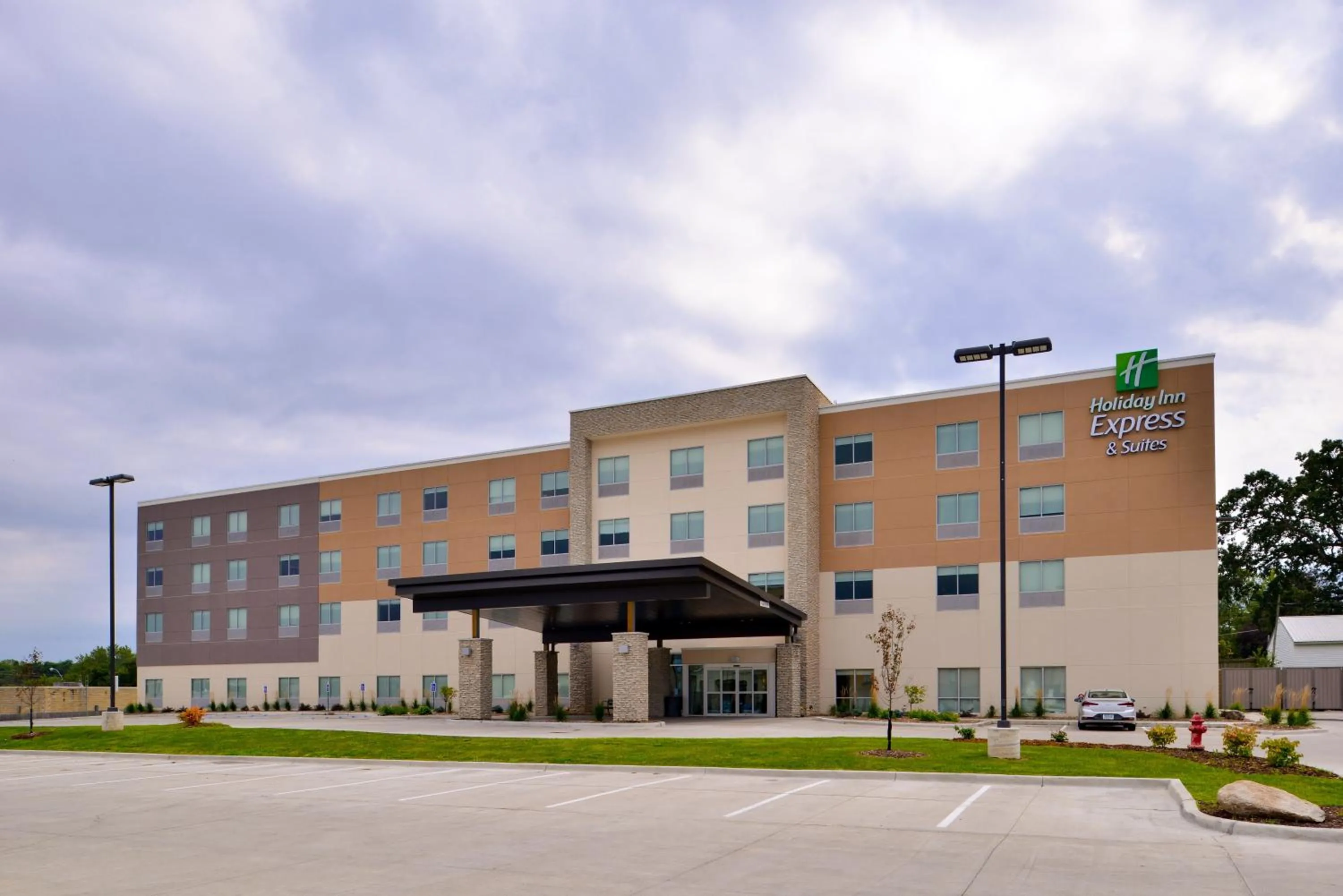 Property building in Holiday Inn Express & Suites - Ottumwa by IHG