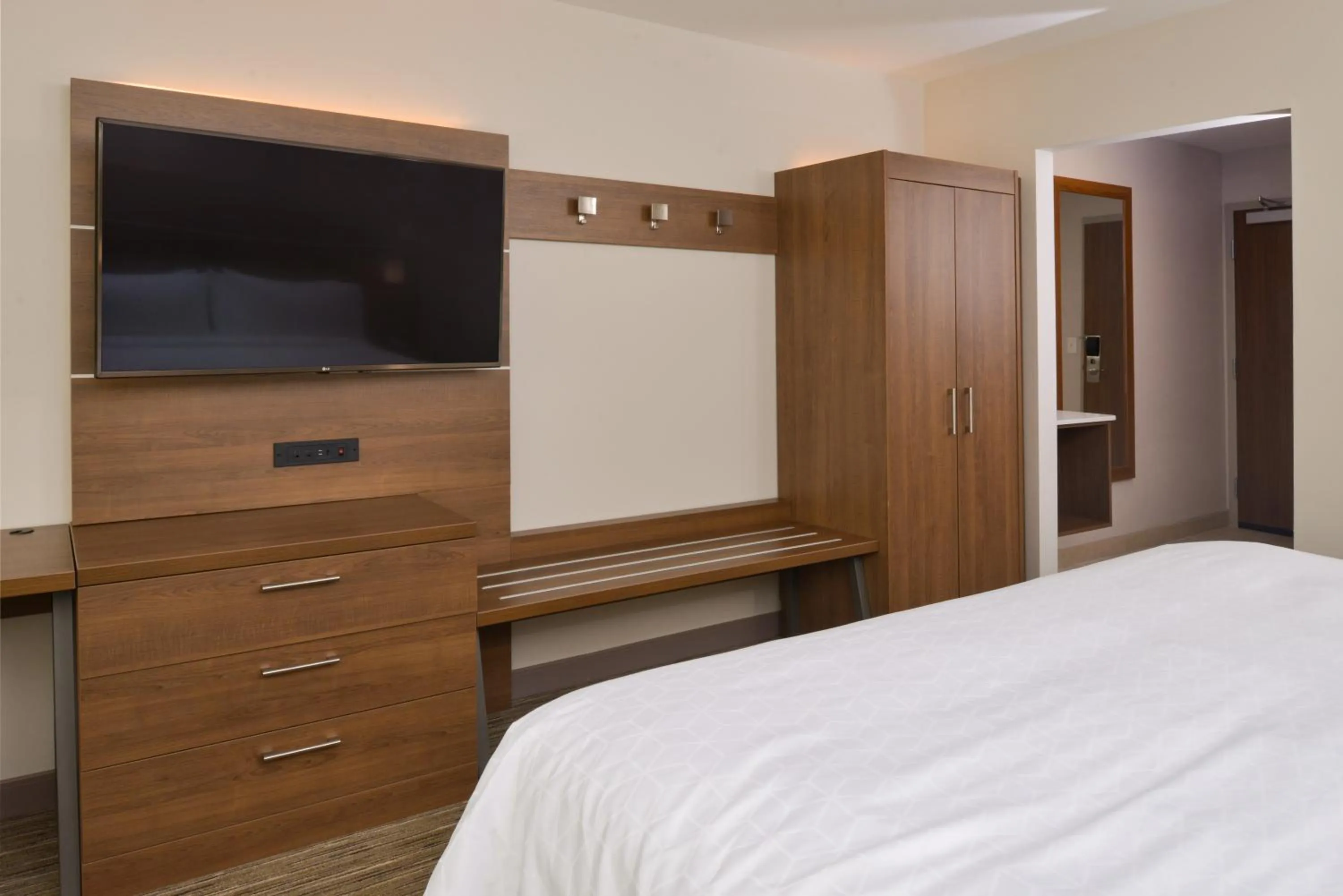 Photo of the whole room, Bed in Holiday Inn Express & Suites - Ottumwa by IHG