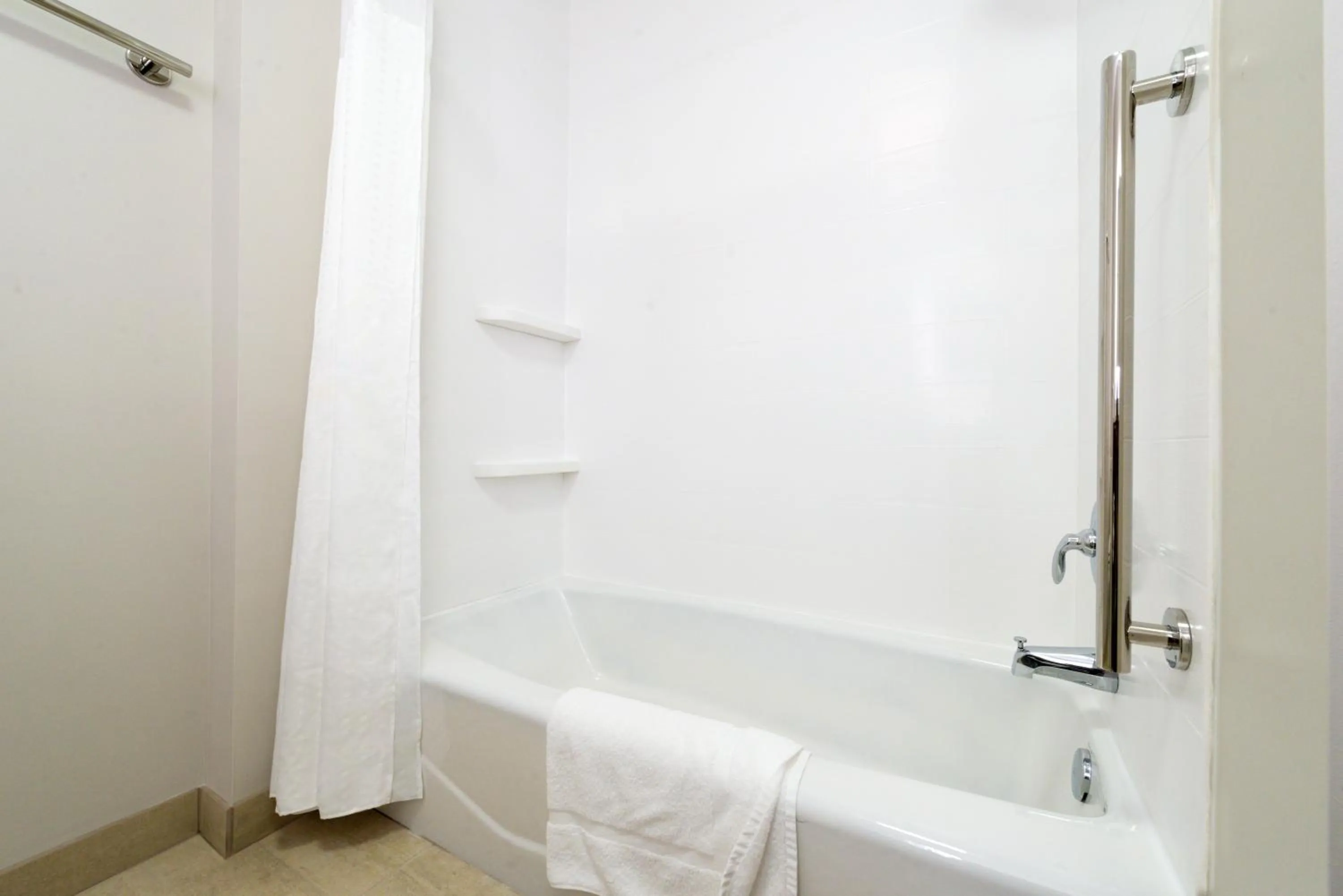 Bathroom in Holiday Inn Express & Suites - Ottumwa by IHG