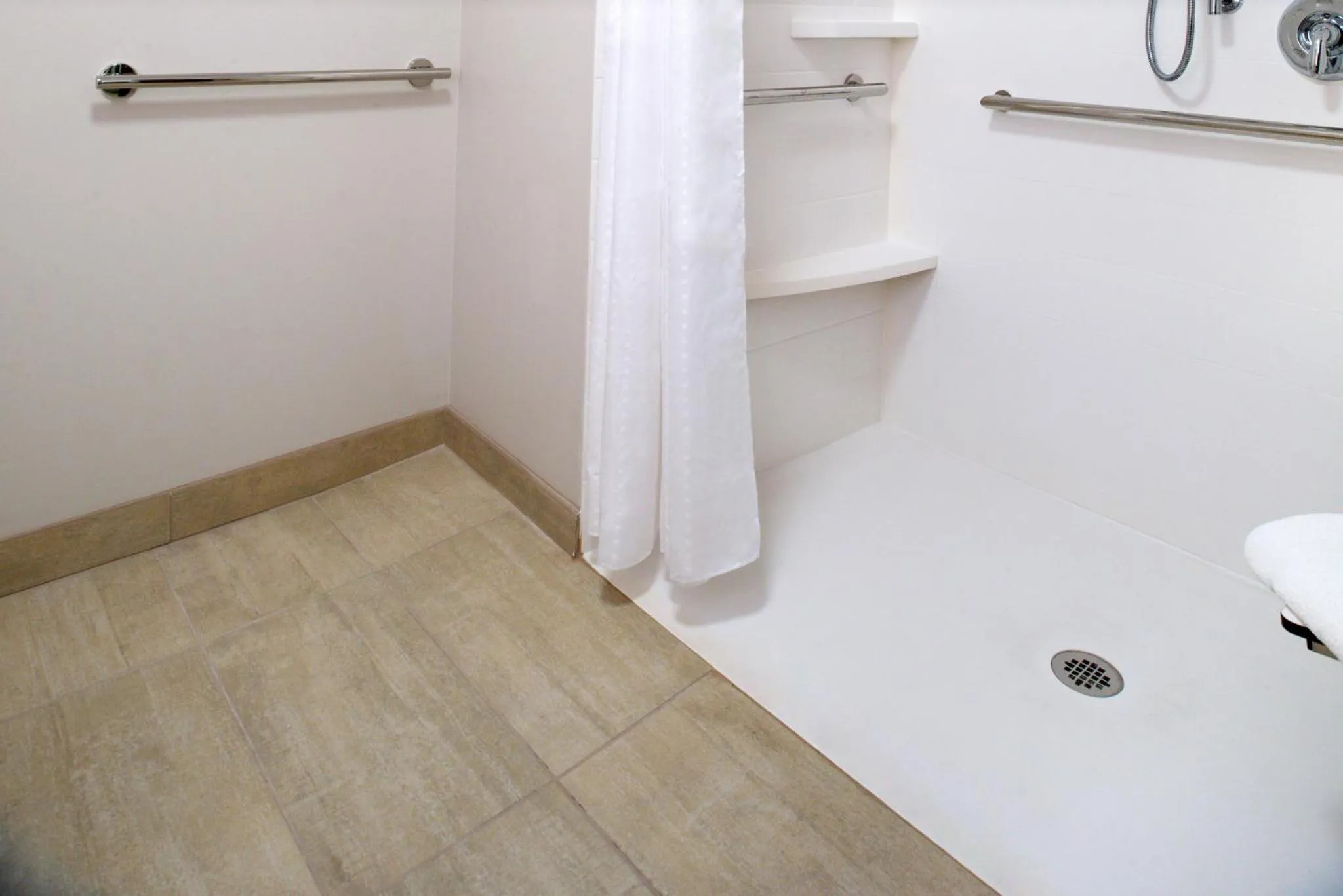 Bathroom in Holiday Inn Express & Suites - Ottumwa by IHG