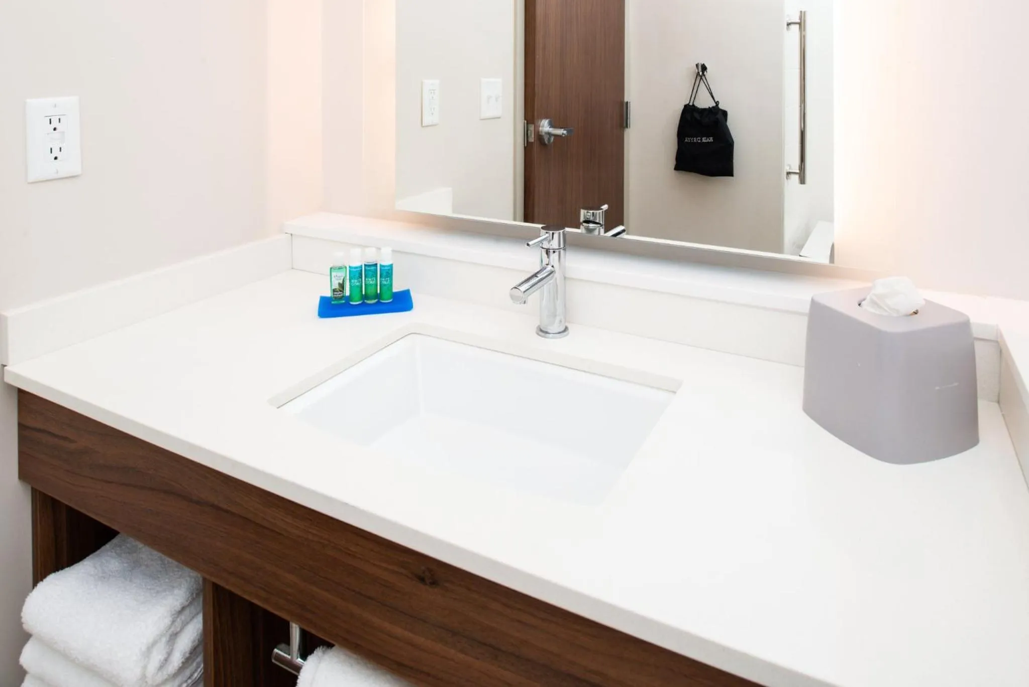 Bathroom in Holiday Inn Express & Suites - Ottumwa by IHG