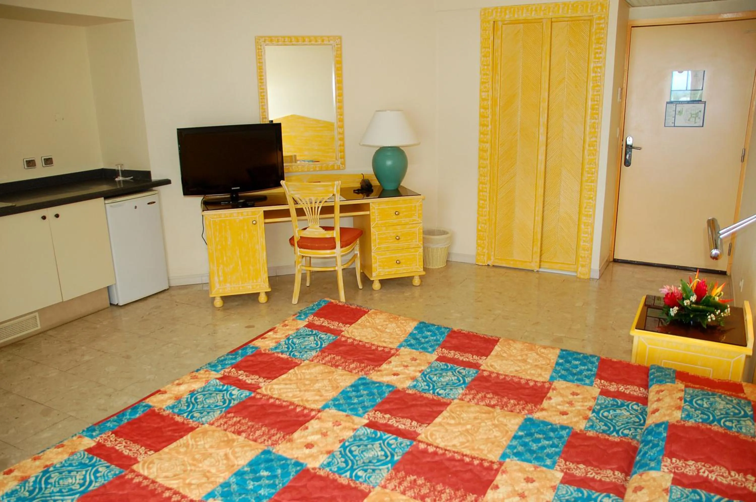 Seating area, Bed in Hotel La Galleria