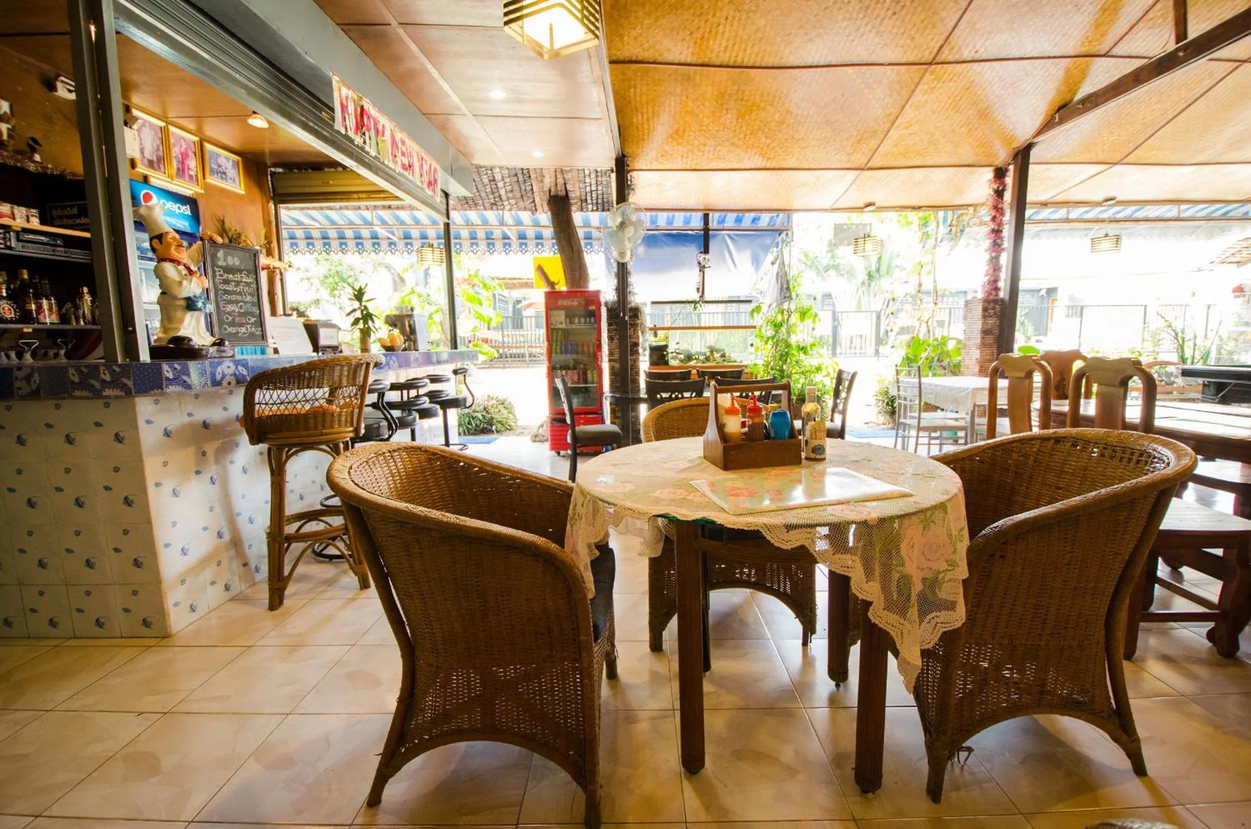 Restaurant/places to eat in Nid's Bungalows