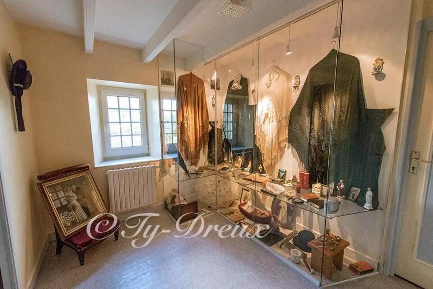 Decorative detail, Bed in ty dreux entre terre et mer