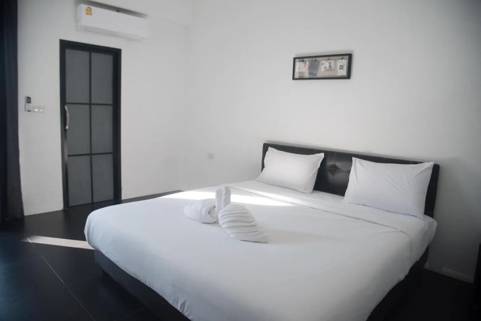 Bedroom, Bed in Azz Hotel