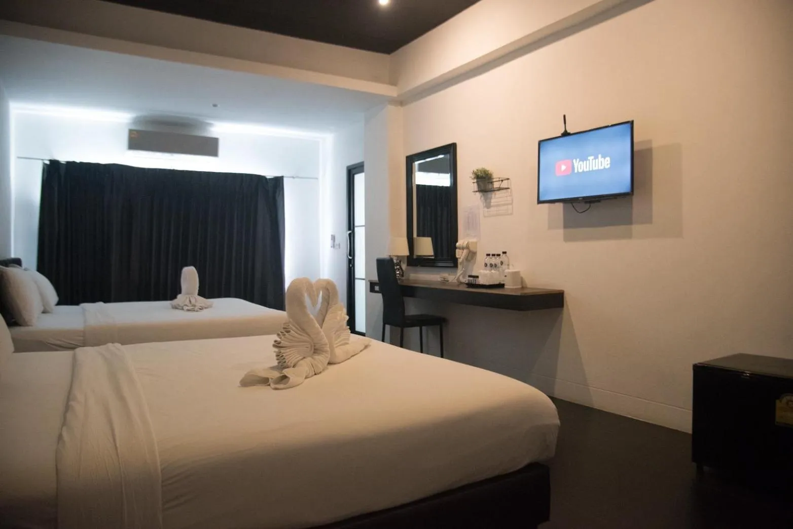 TV and multimedia, Bed in Azz Hotel