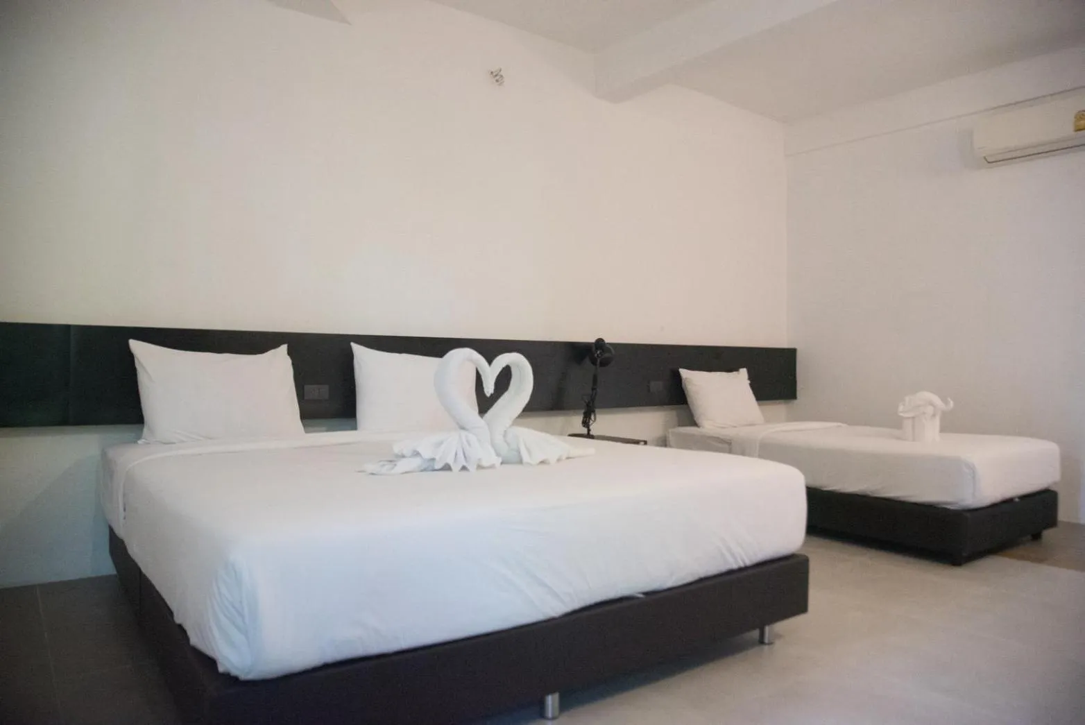 Photo of the whole room, Bed in Azz Hotel