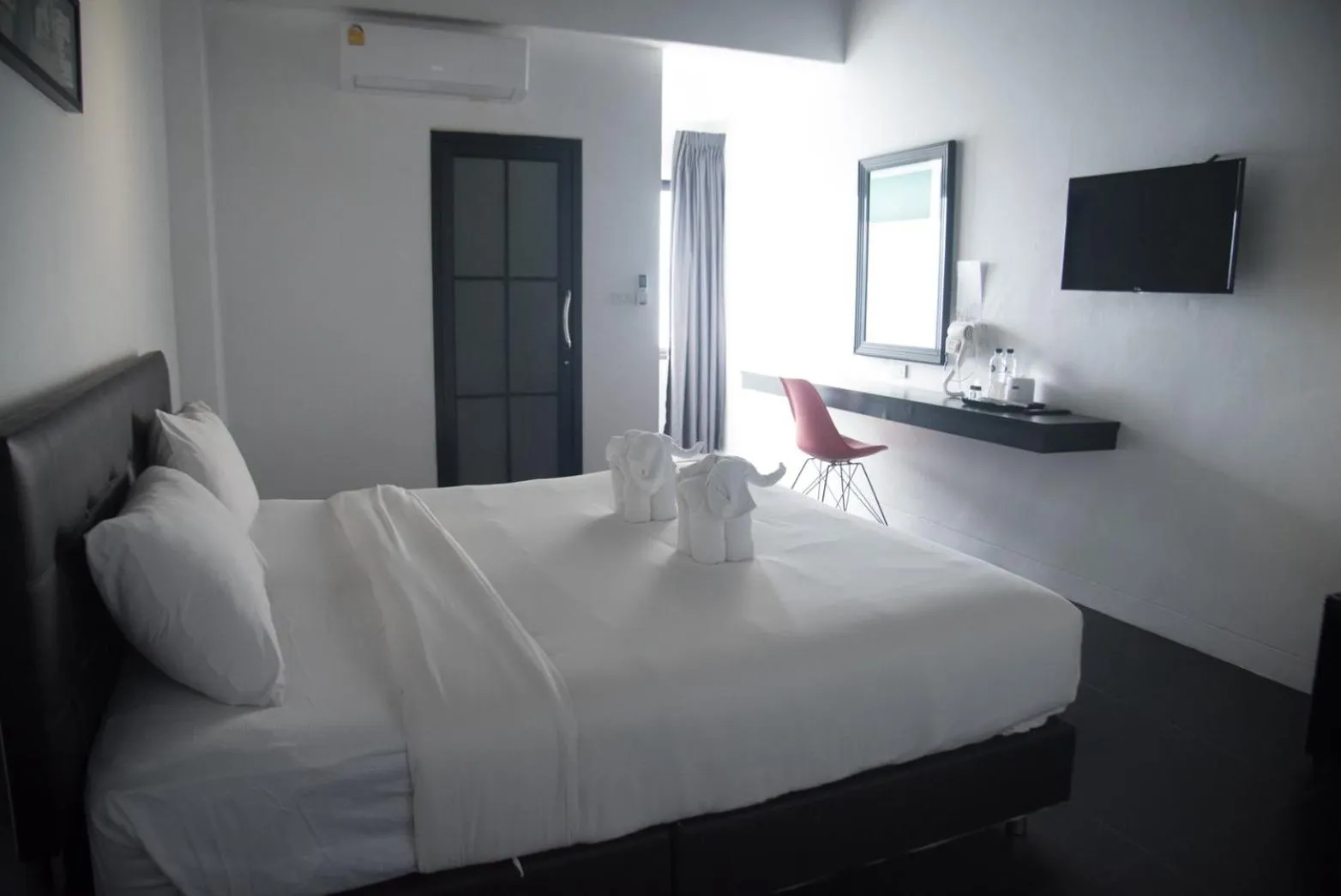 Photo of the whole room, Bed in Azz Hotel