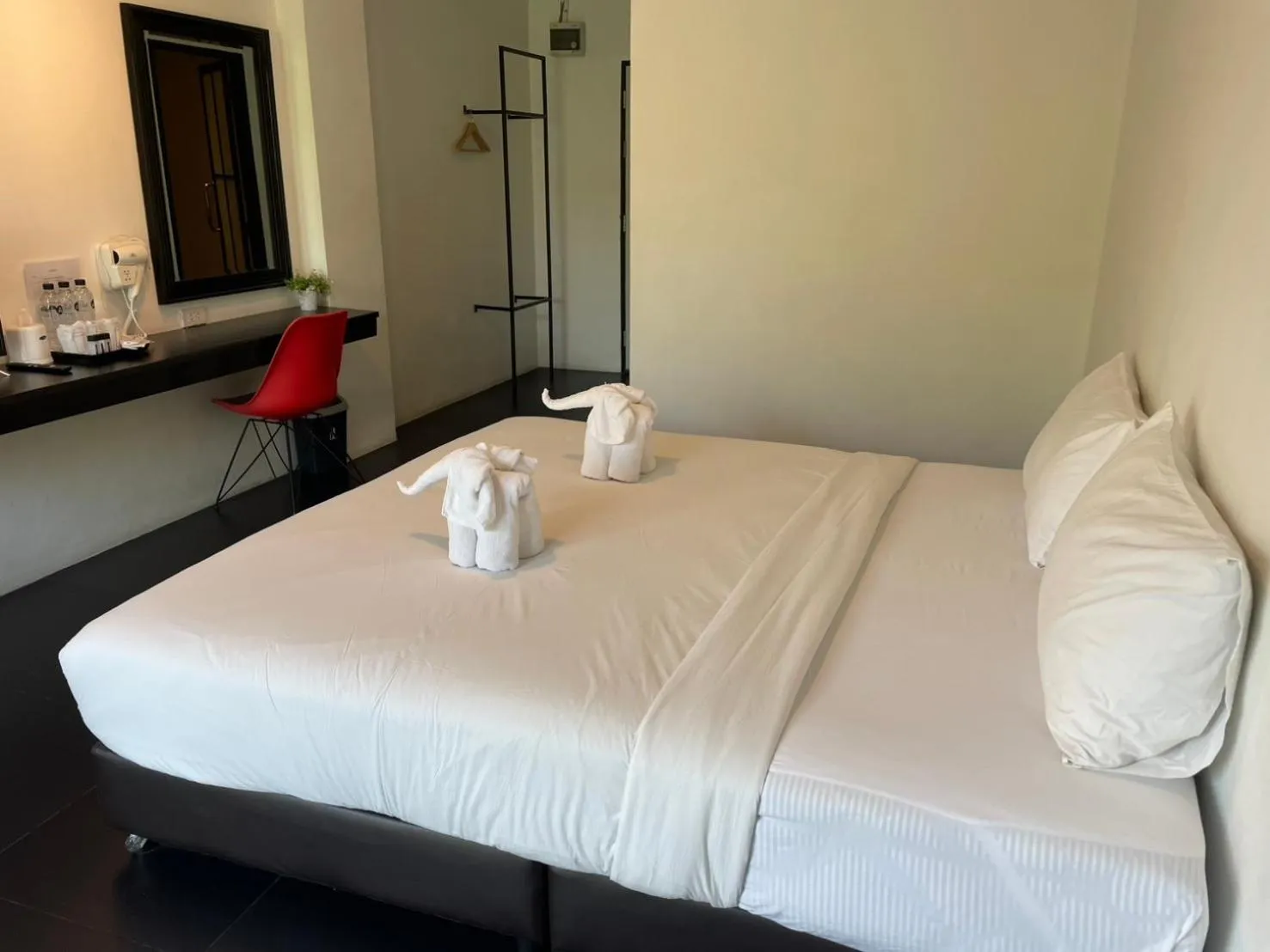 Photo of the whole room, Bed in Azz Hotel