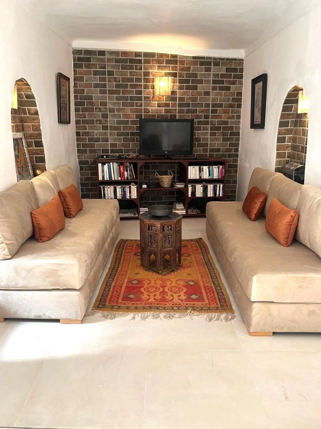 Communal lounge/ TV room in Riad SASHA