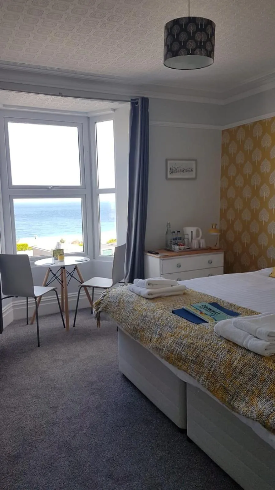 Photo of the whole room, Bed in Saltwater