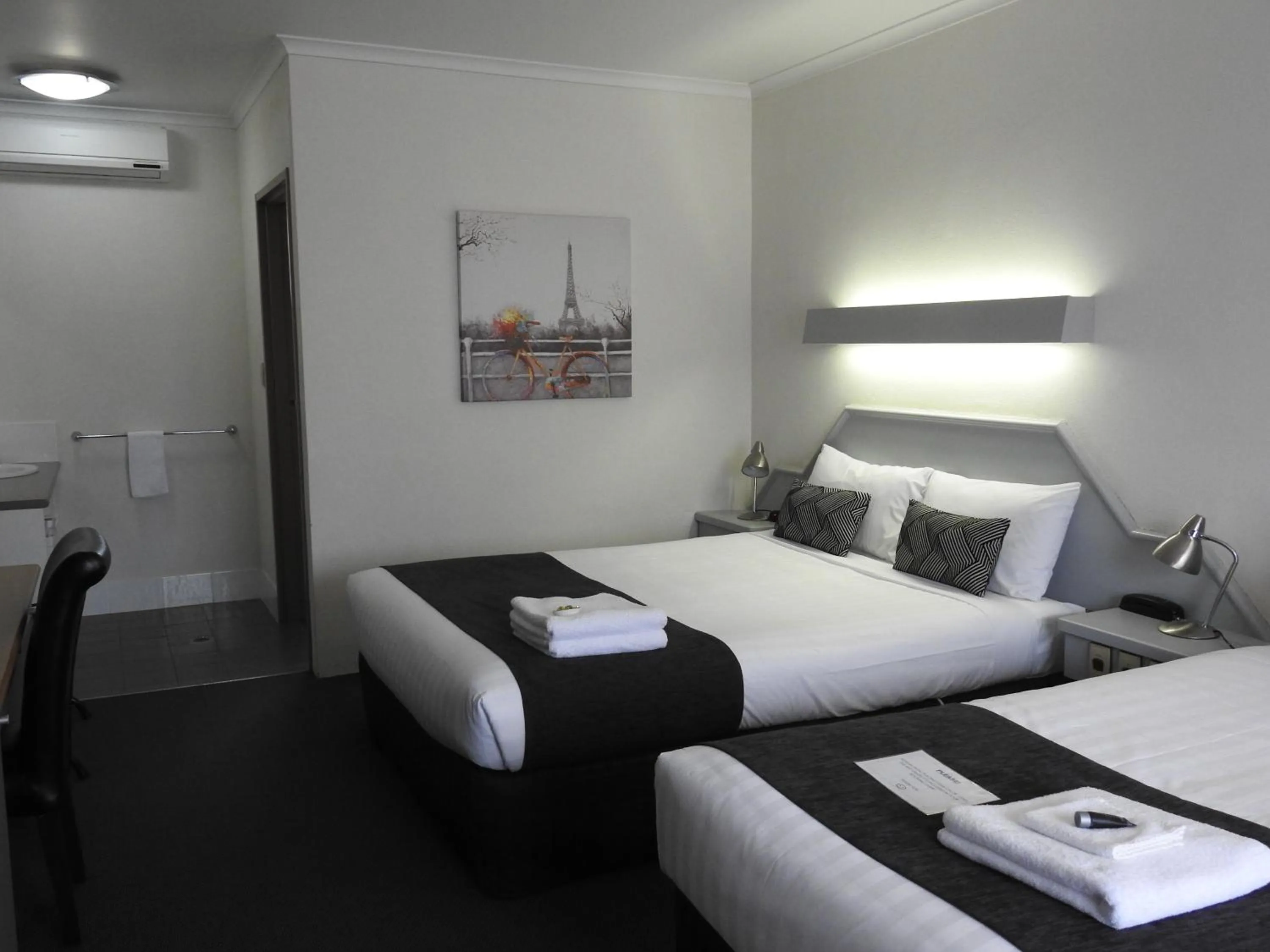 Bed in Wine Village Motor Inn