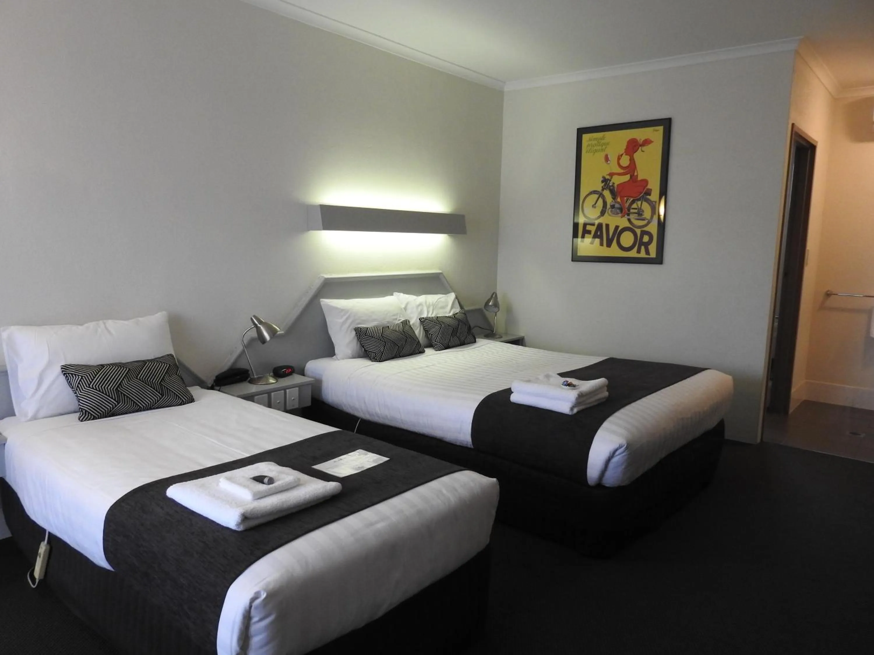 Bed in Wine Village Motor Inn