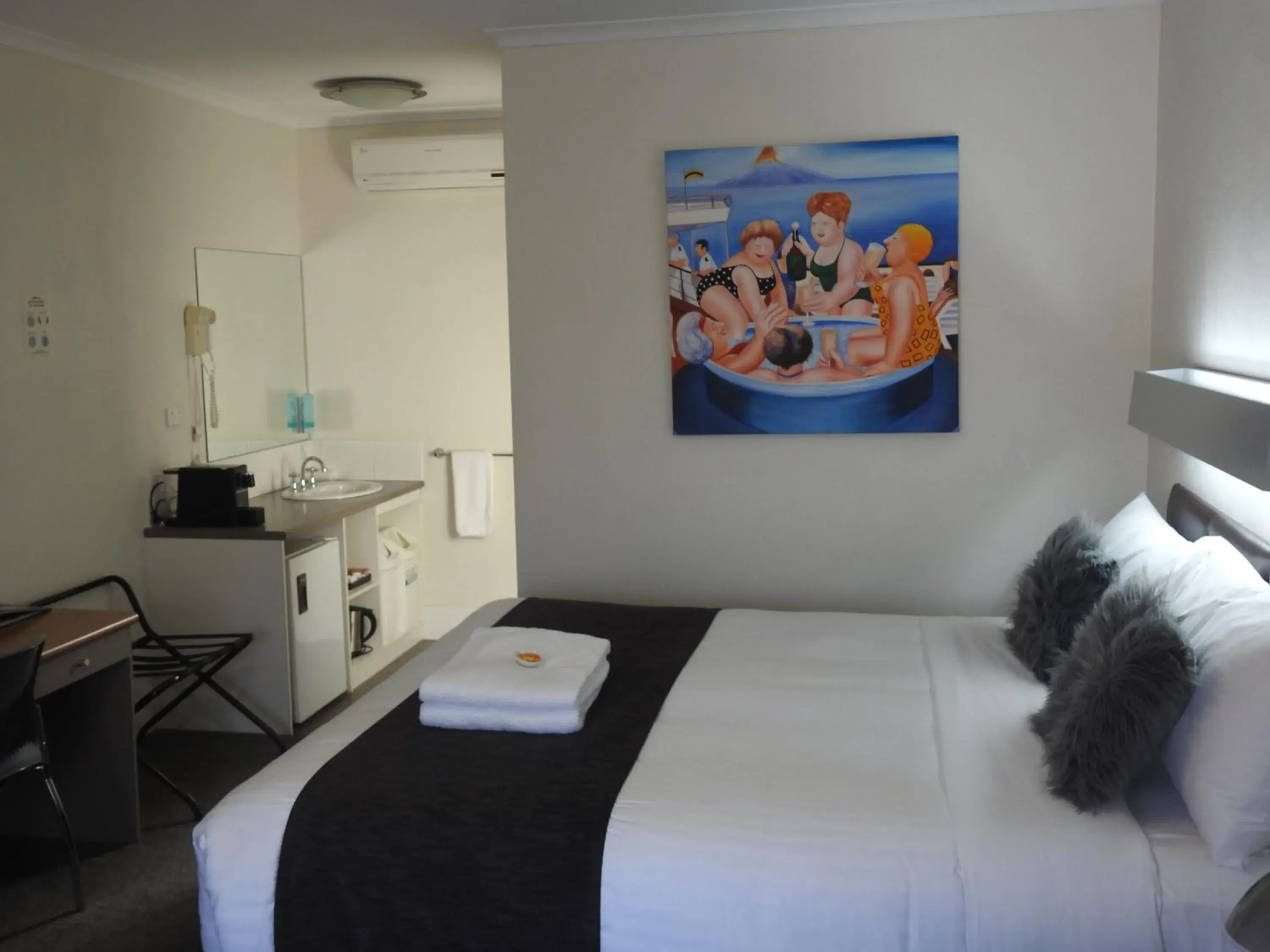 King Suite in Wine Village Motor Inn King Suite in Wine Village Motor Inn