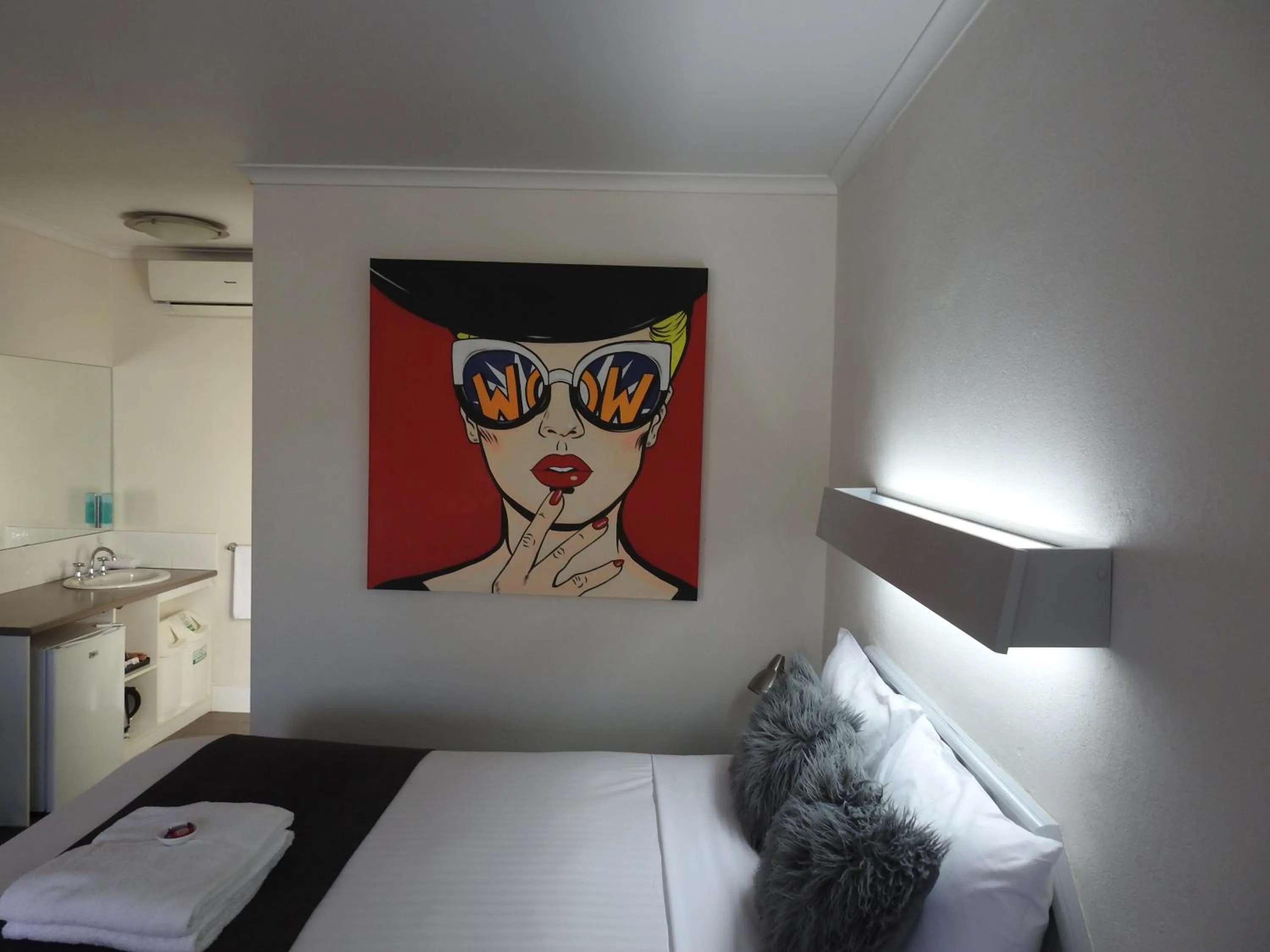 Bed in Wine Village Motor Inn