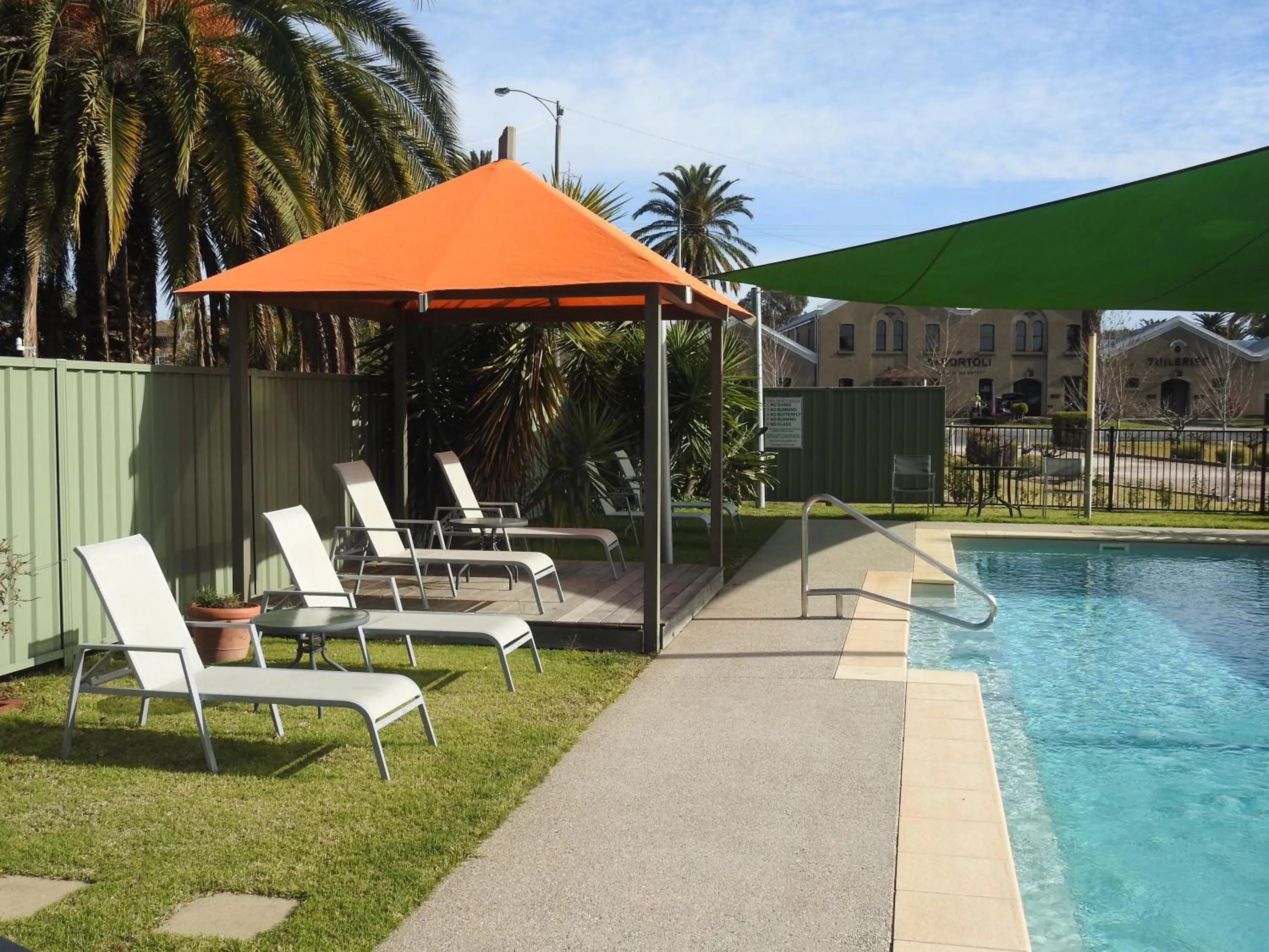 Swimming pool in Wine Village Motor Inn