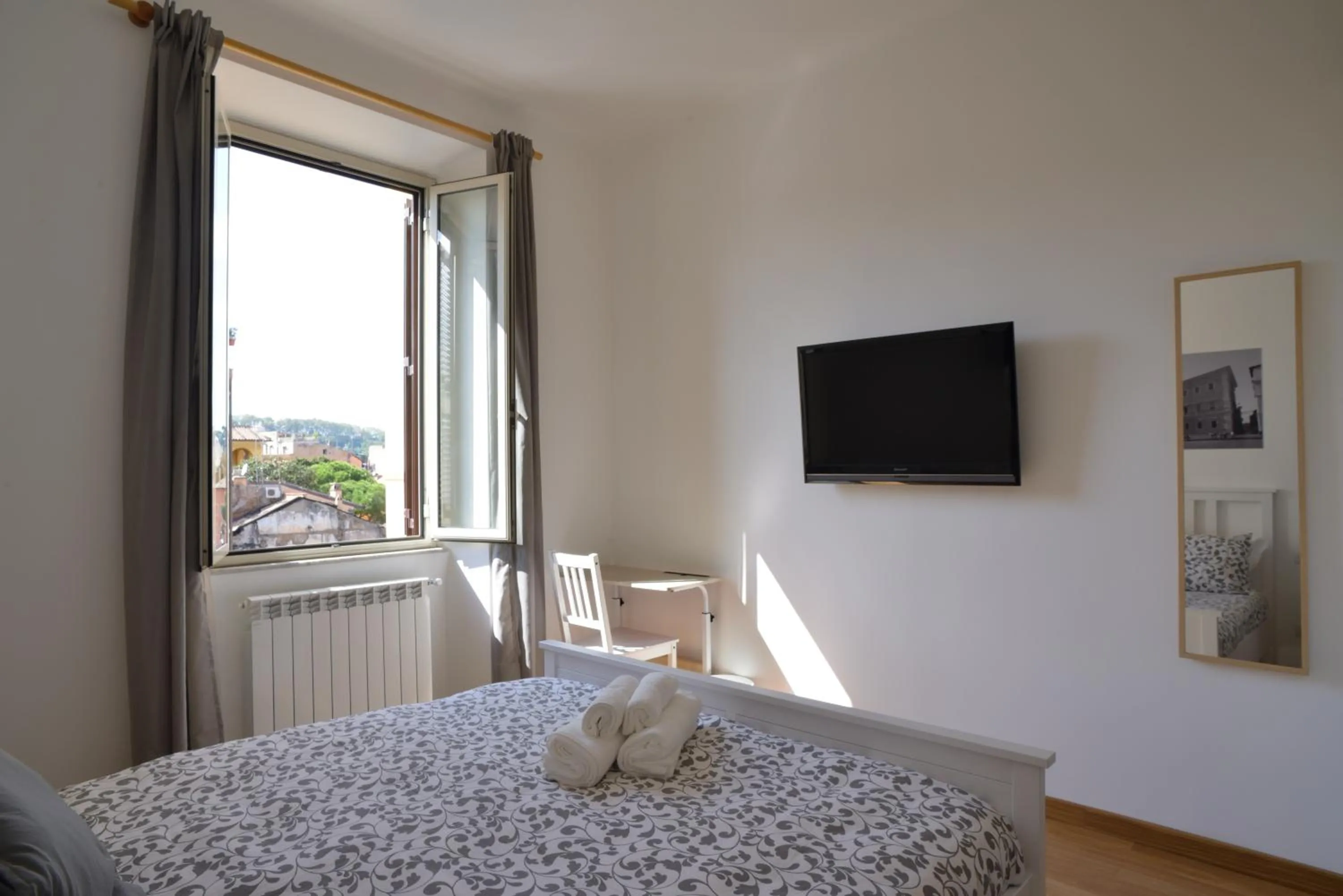 TV and multimedia, Bed in Livia B&B - Trastevere