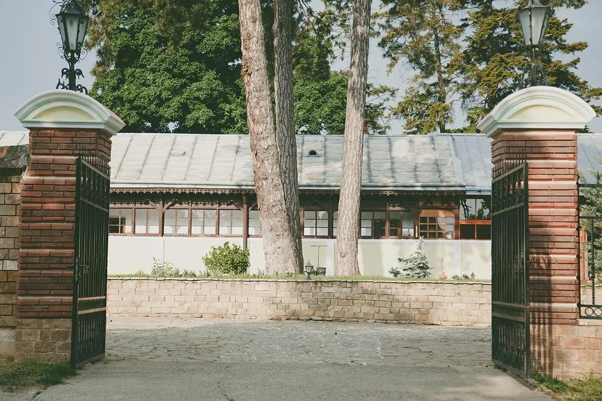 Property building in Conac Polizu