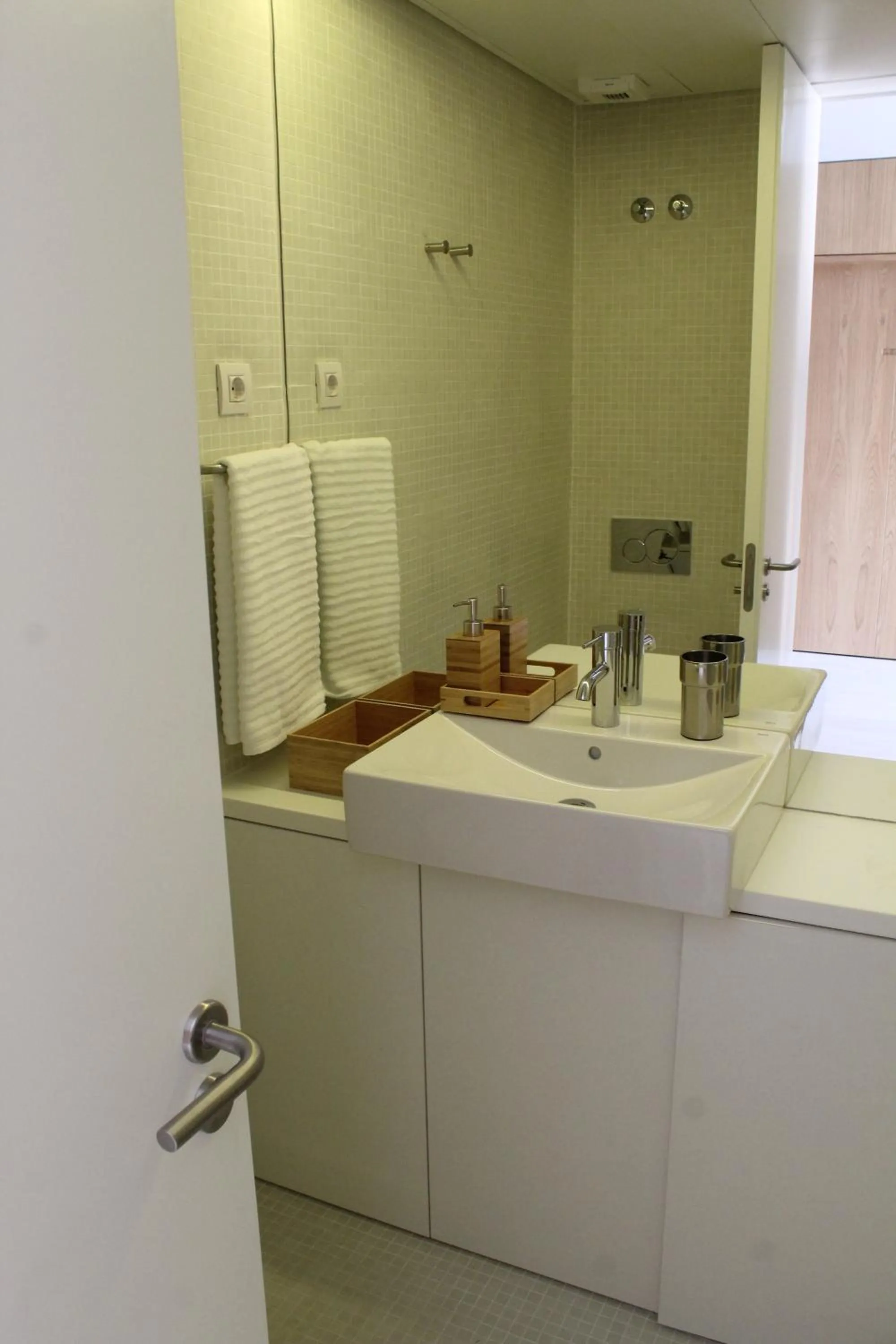 Bathroom in Hoom Apartments Juan Bravo