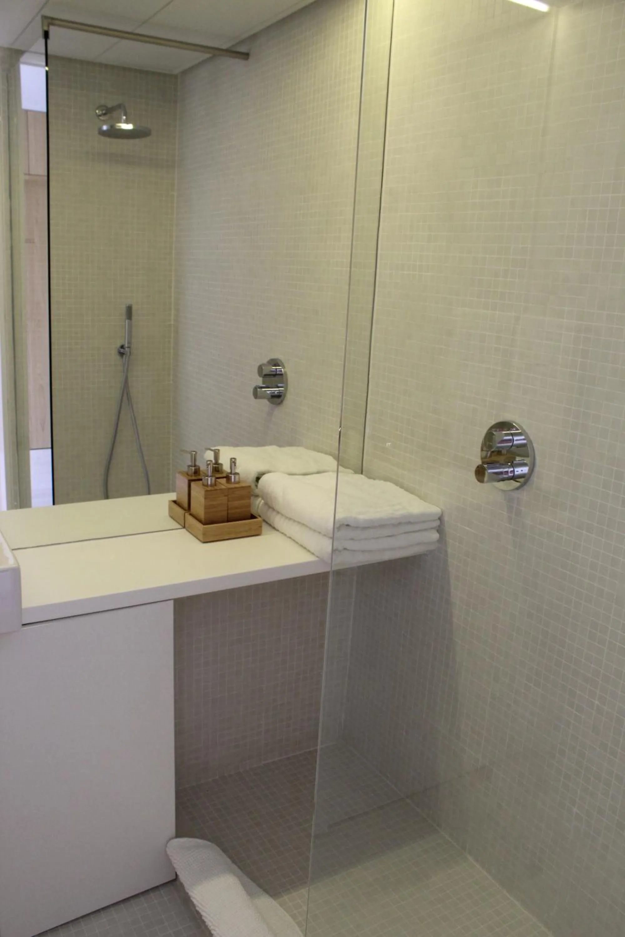 Bathroom in Hoom Apartments Juan Bravo