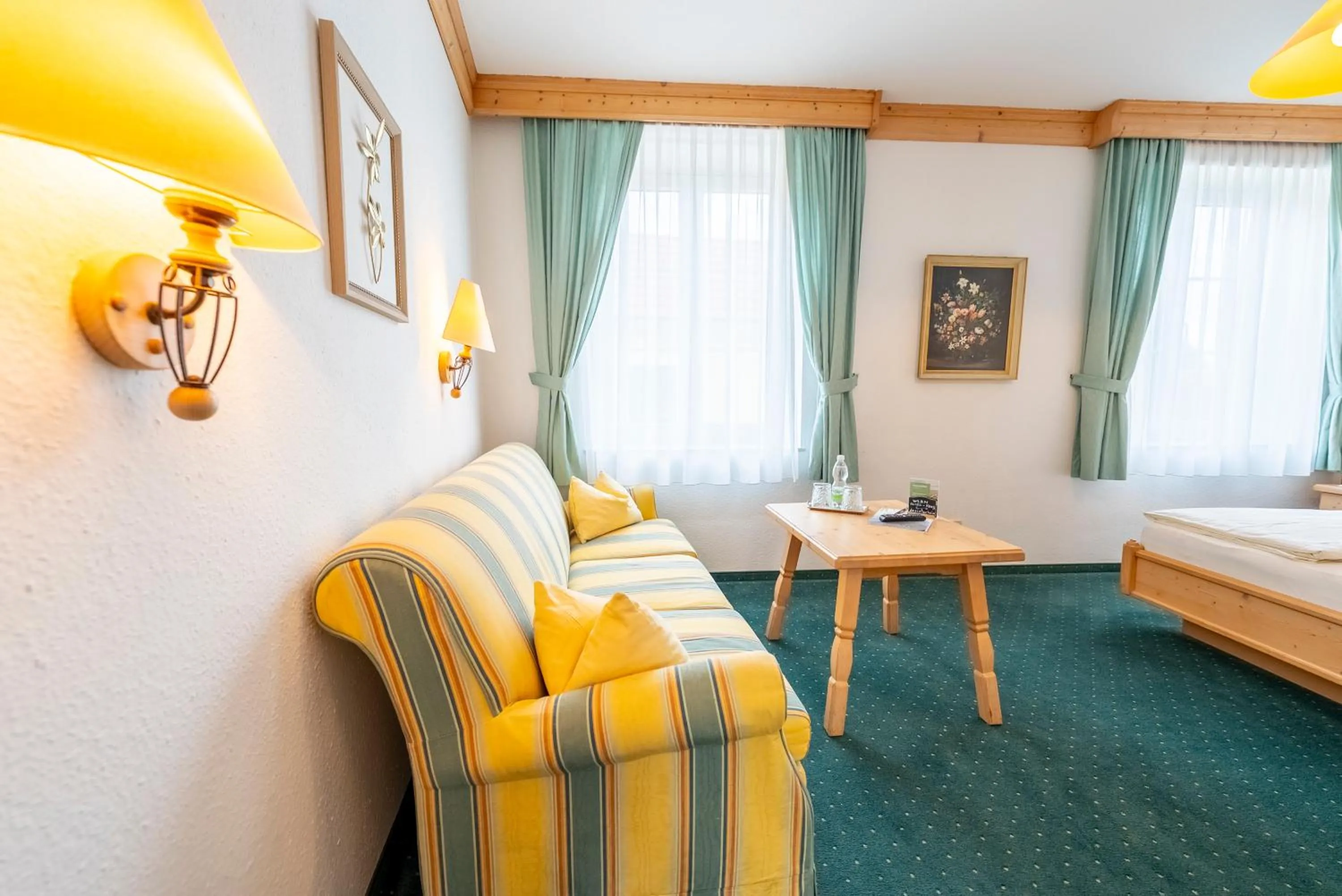 Living room, Bed in Hotel Krug