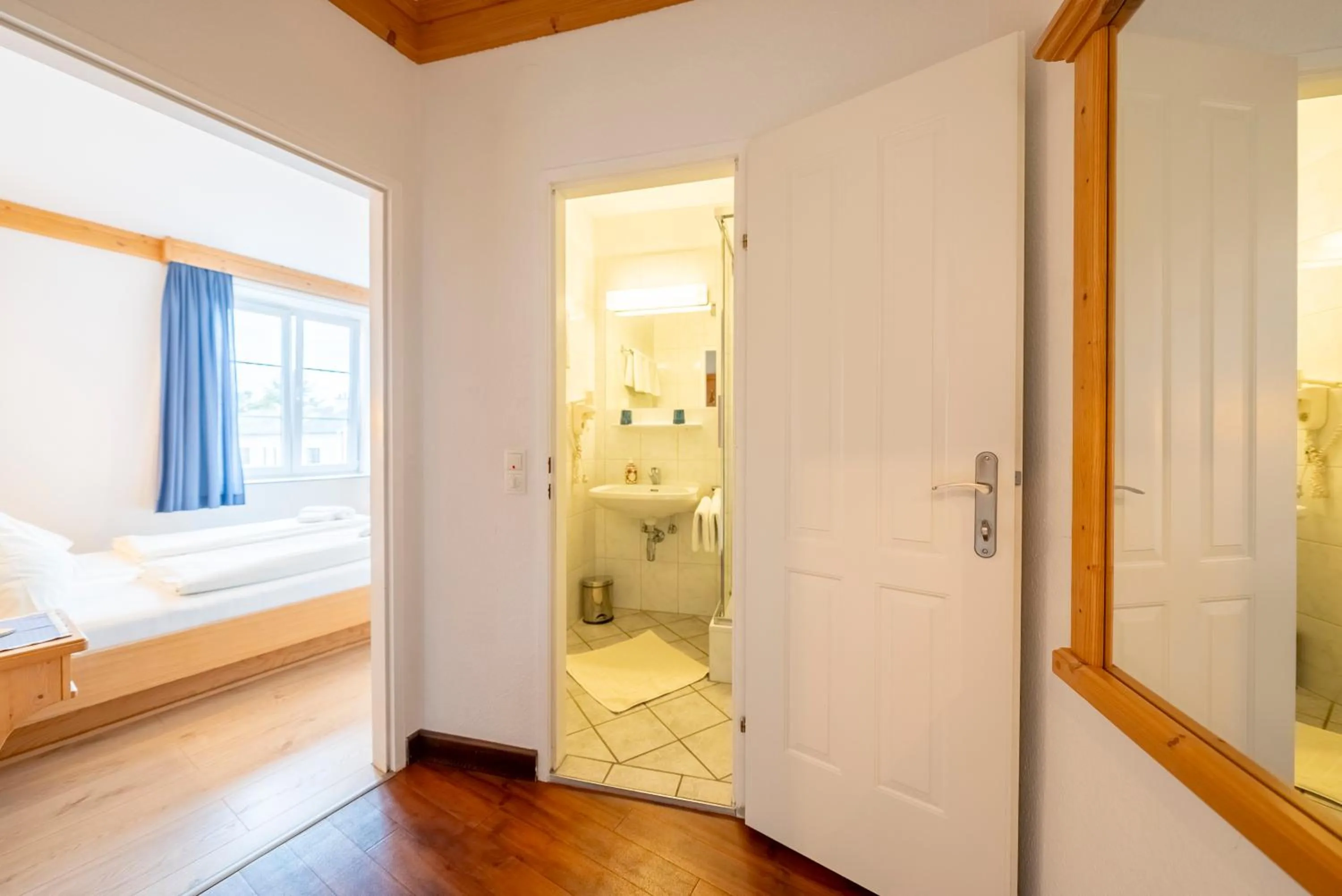 Shower, Bed in Hotel Krug