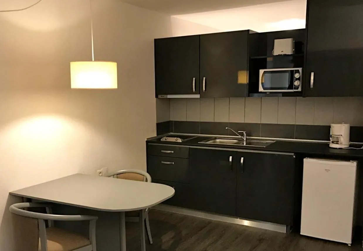 Kitchen or kitchenette in Almar Hotel Apartamento