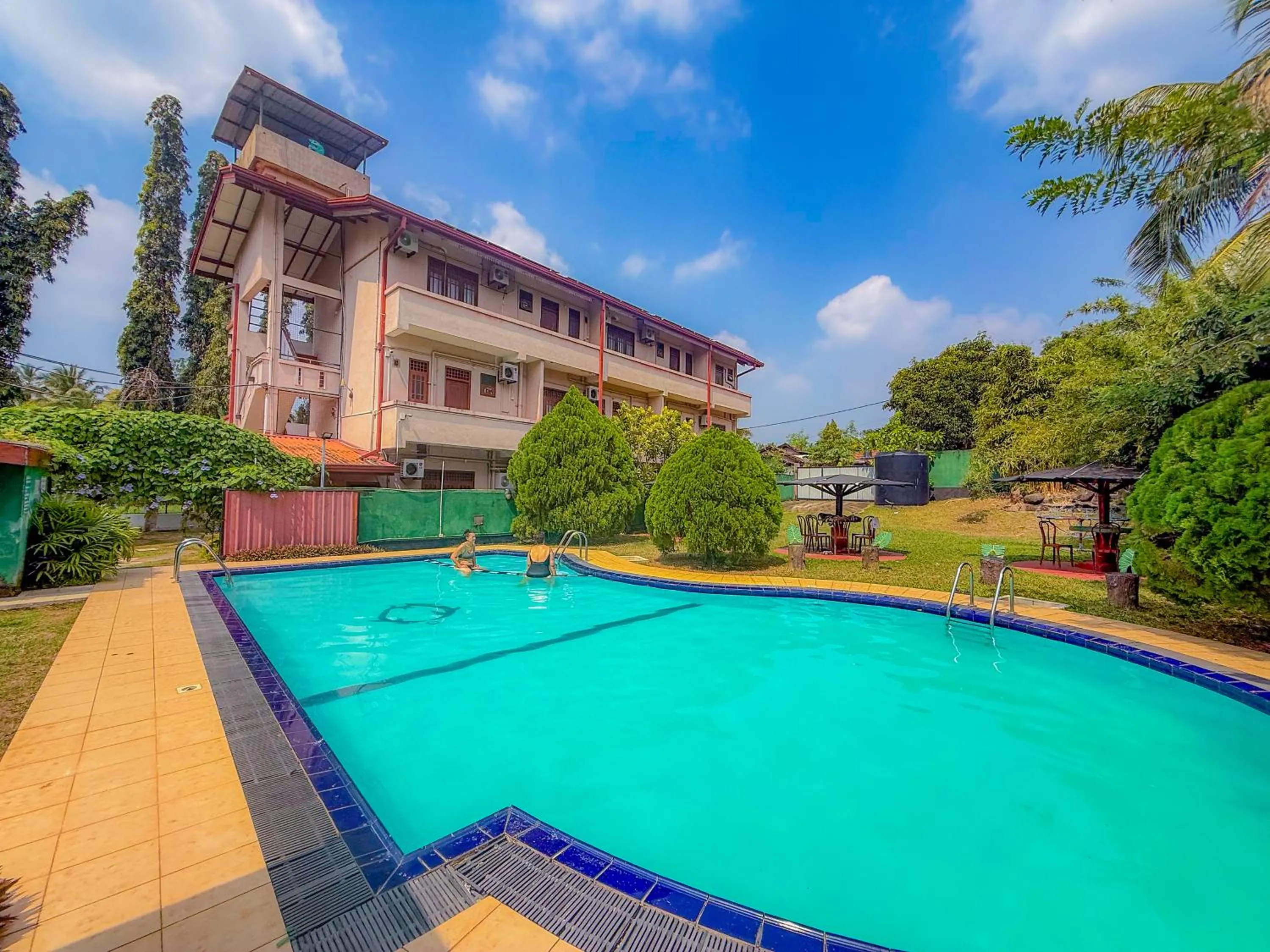 Swimming pool in Airport Green View Hotel Katunayake