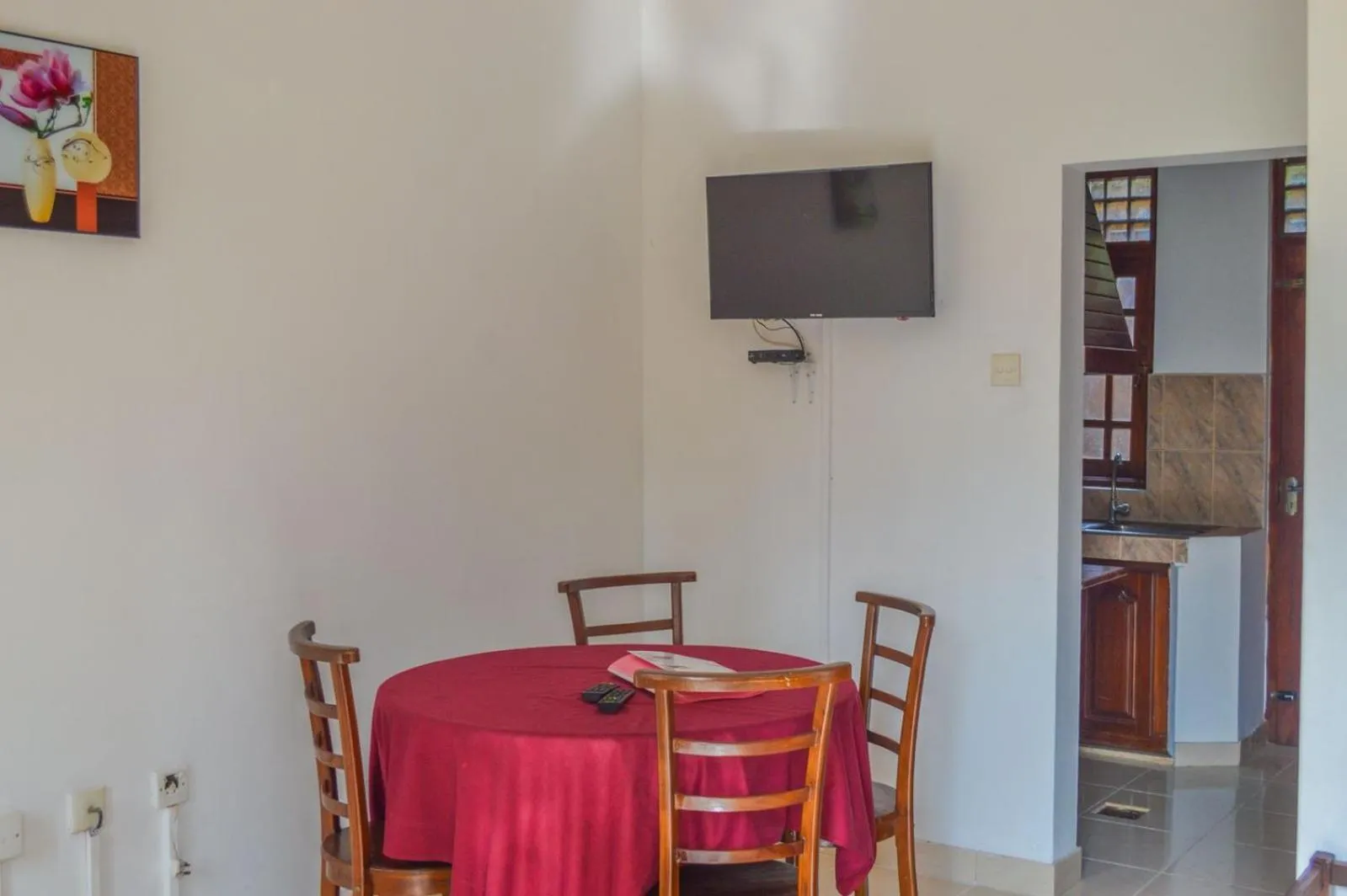 Communal lounge/ TV room in Airport Green View Hotel Katunayake