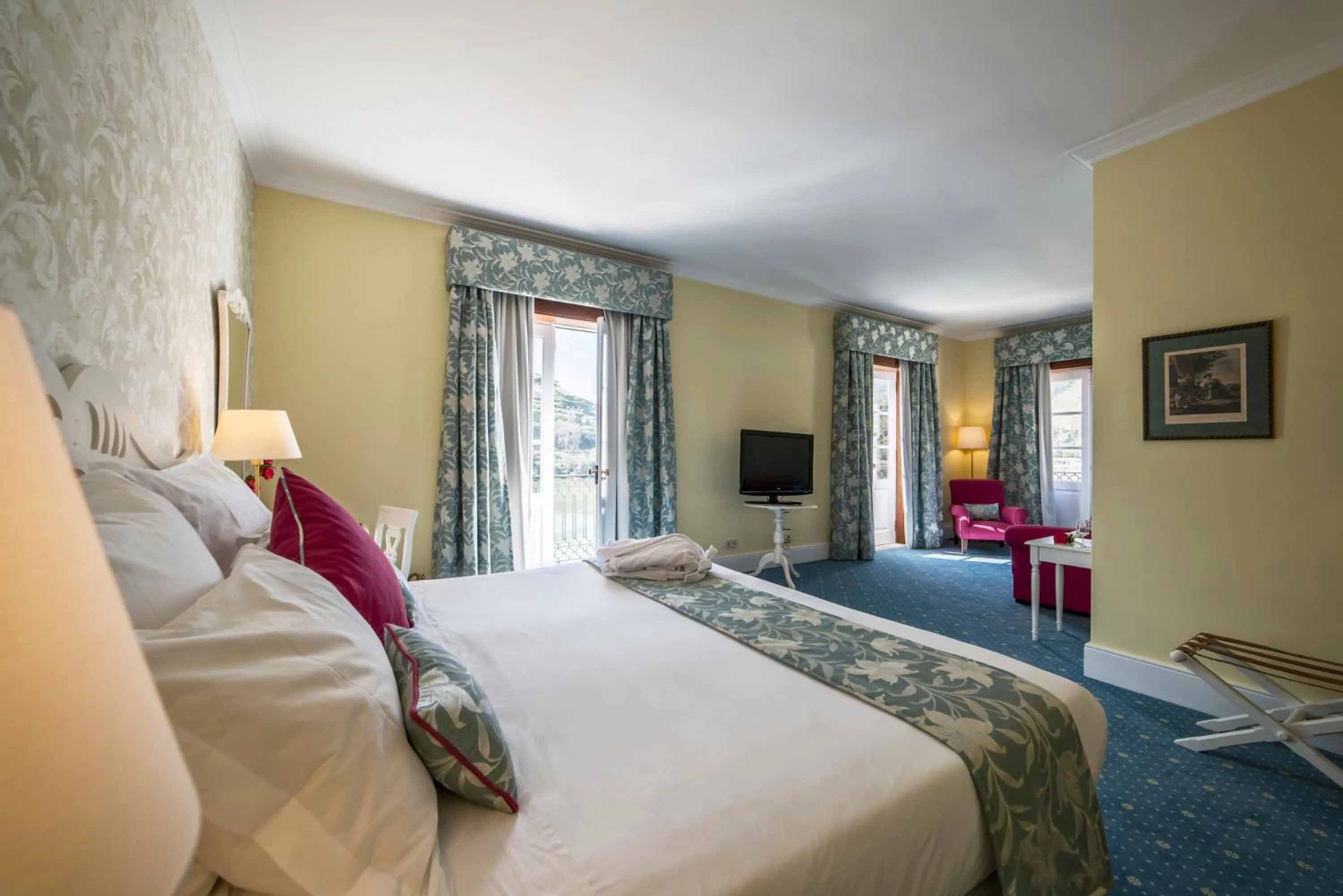 Seating area, Bed in The Vintage House - Douro