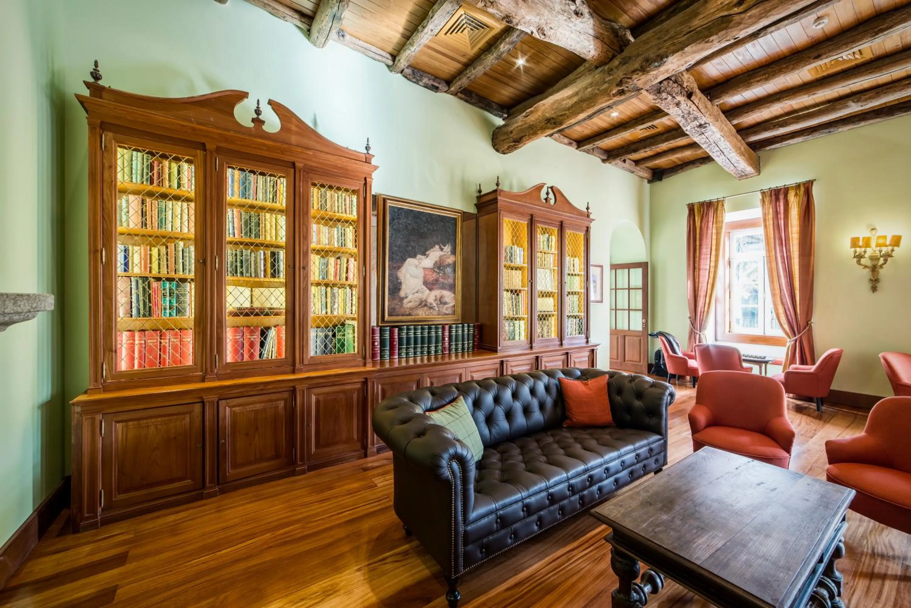 Library in The Vintage House - Douro