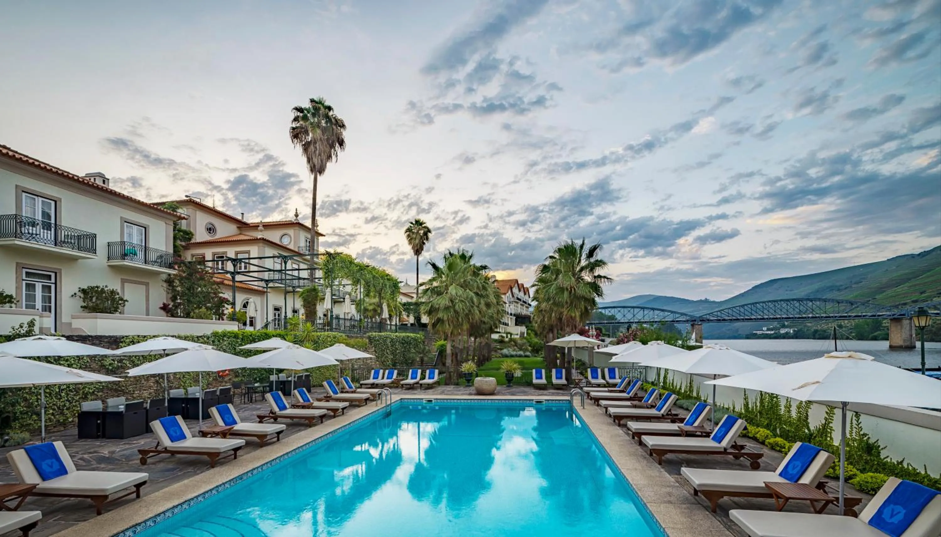 Swimming pool in The Vintage House - Douro