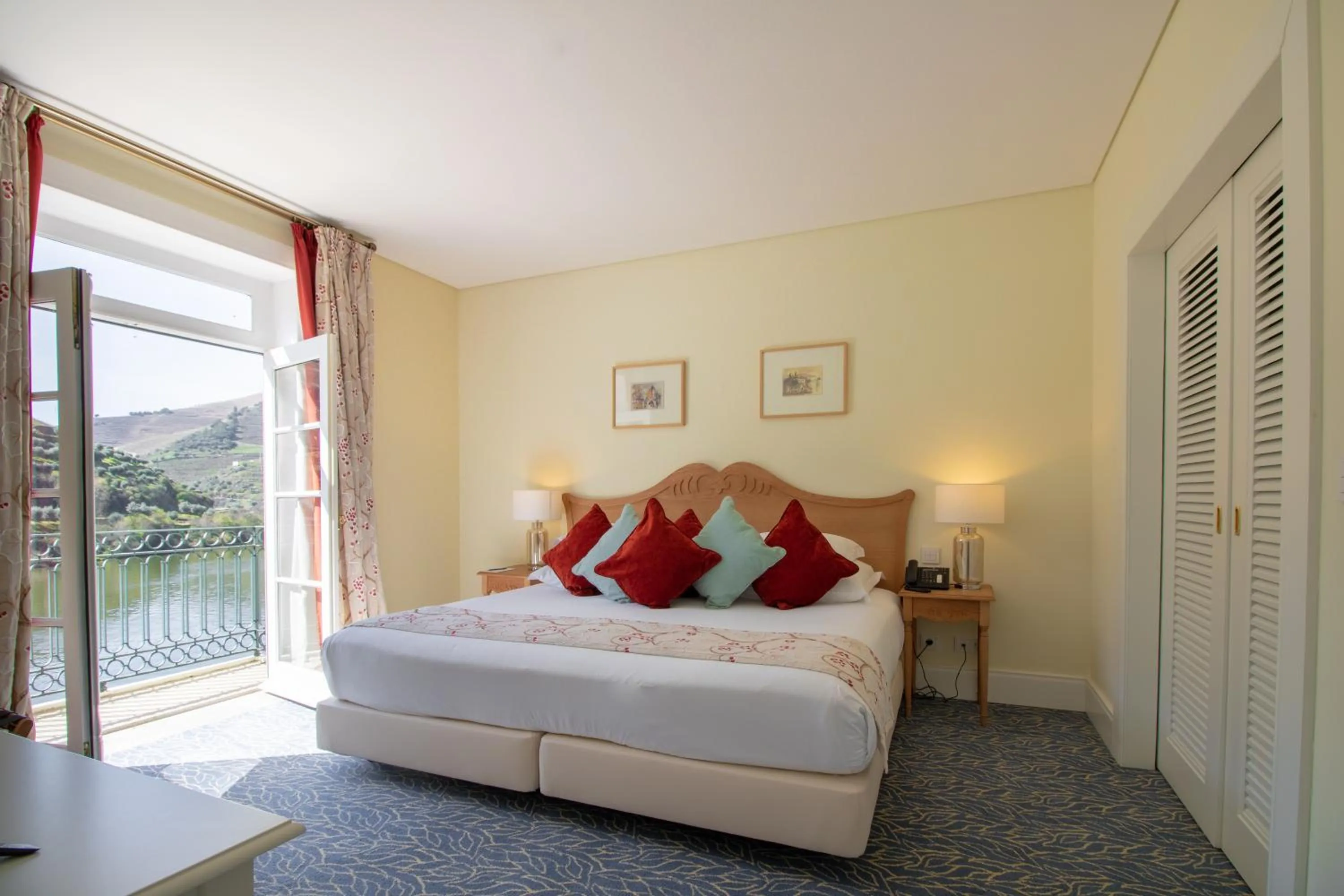 Bed in The Vintage House - Douro