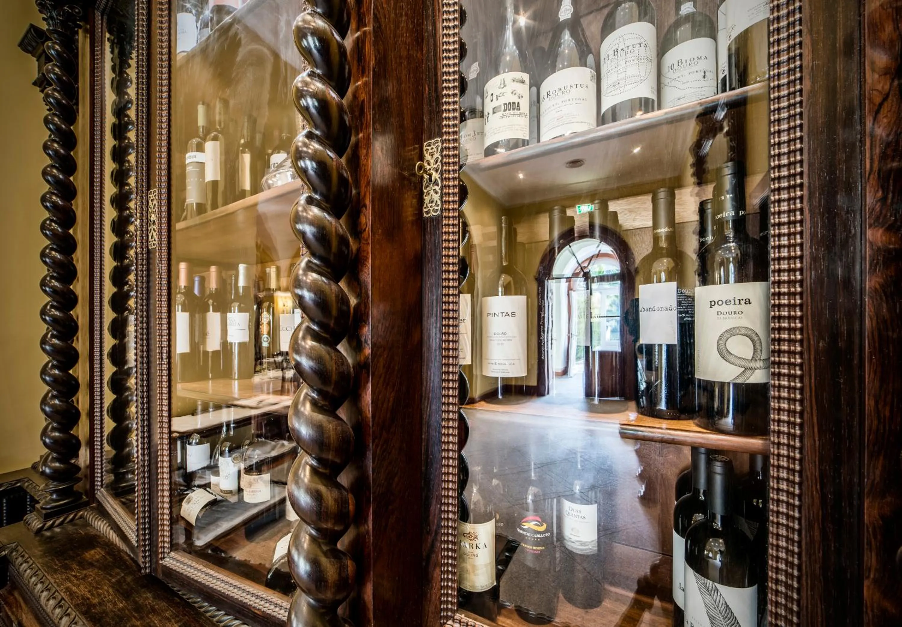 Library in The Vintage House - Douro