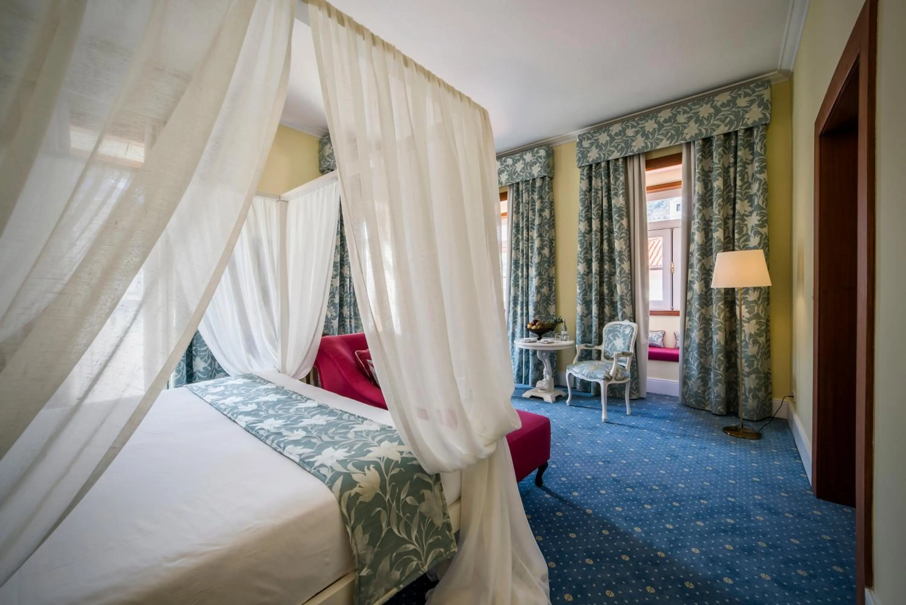 Seating area, Bed in The Vintage House - Douro
