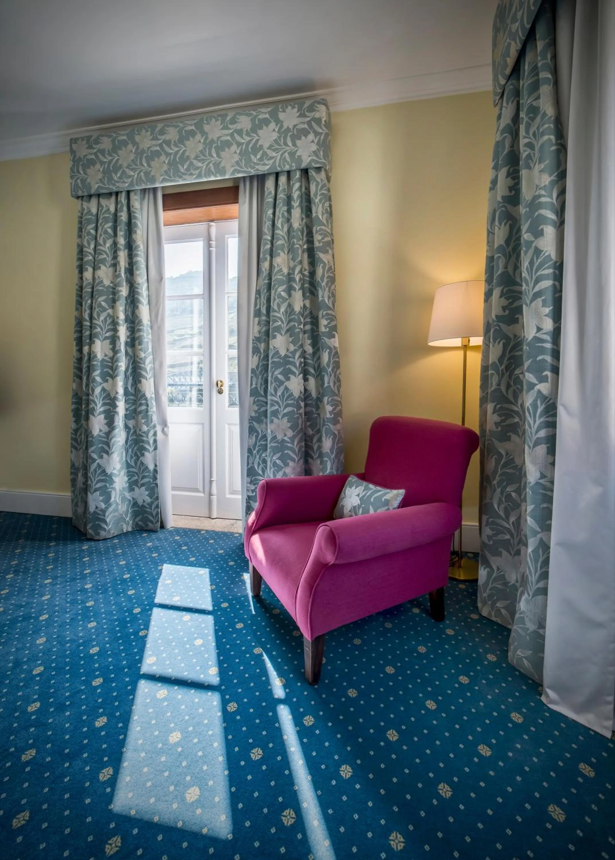 Seating area, Bed in The Vintage House - Douro