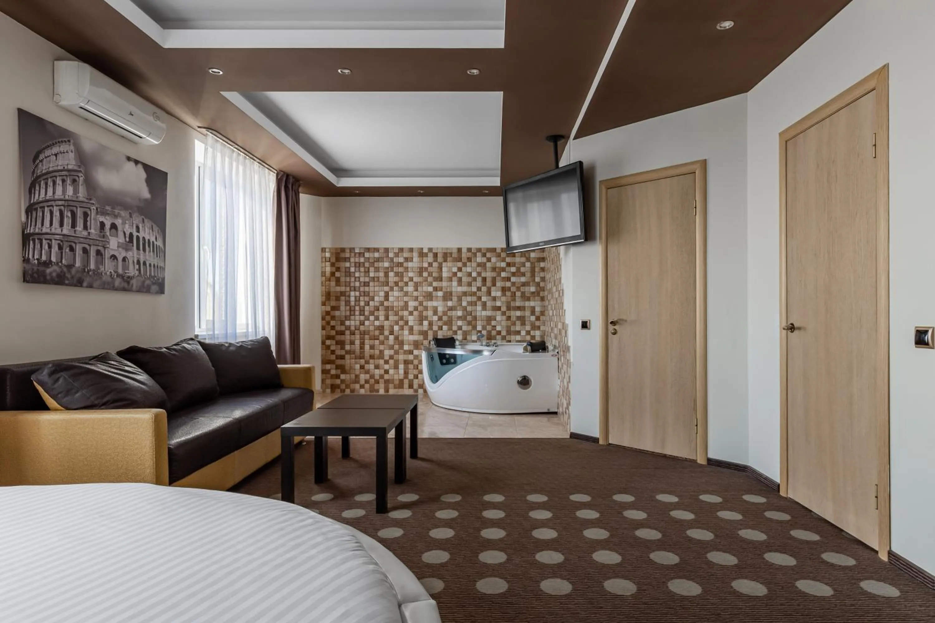 Living room, Bed in Ambassador Plaza